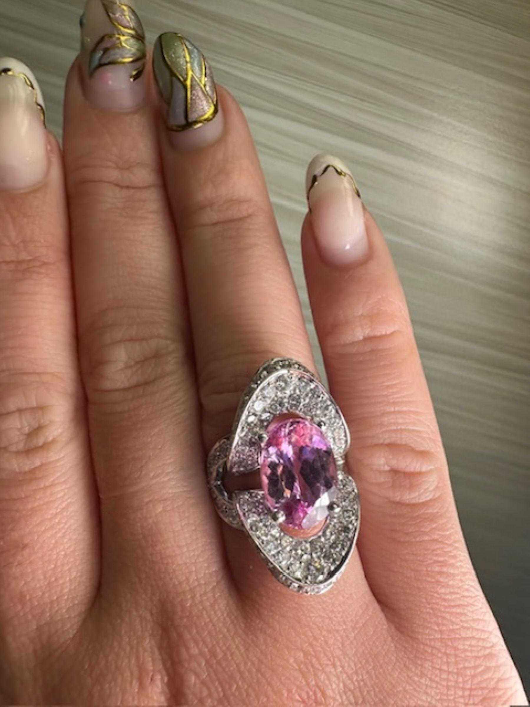 Elegancia Extraordinaria - Anillo de Topacio Rosa de 5,90ct con Diamantes de 2,50ct en 18kw Contemporáneo en venta