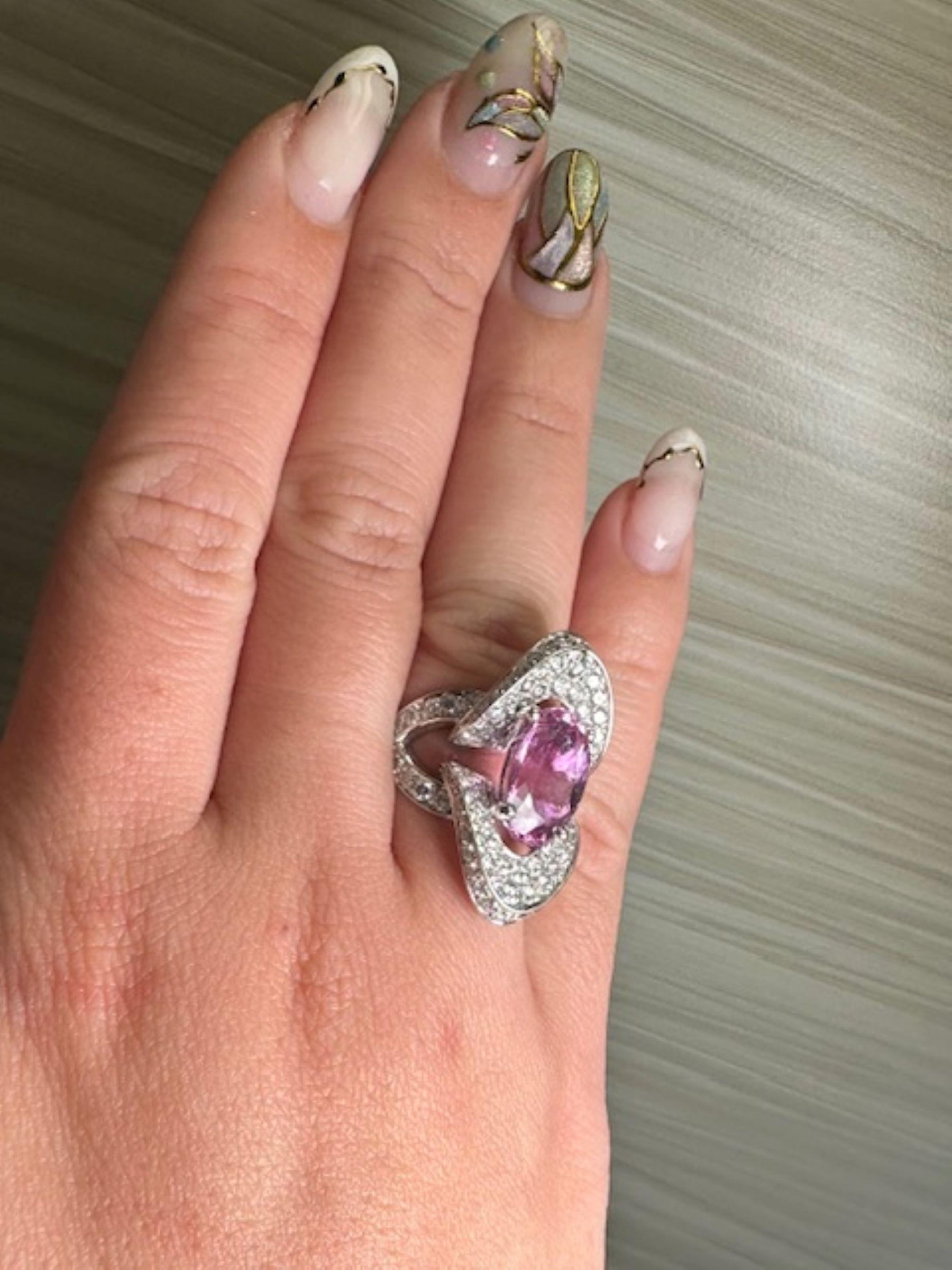 Elegancia Extraordinaria - Anillo de Topacio Rosa de 5,90ct con Diamantes de 2,50ct en 18kw Corte oval en venta
