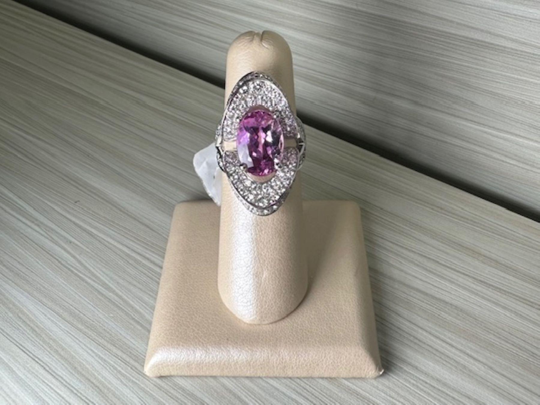 Elegancia Extraordinaria - Anillo de Topacio Rosa de 5,90ct con Diamantes de 2,50ct en 18kw en venta 1