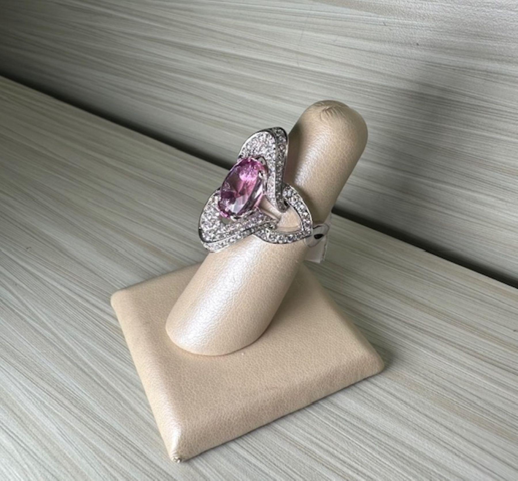 Elegancia Extraordinaria - Anillo de Topacio Rosa de 5,90ct con Diamantes de 2,50ct en 18kw en venta 2