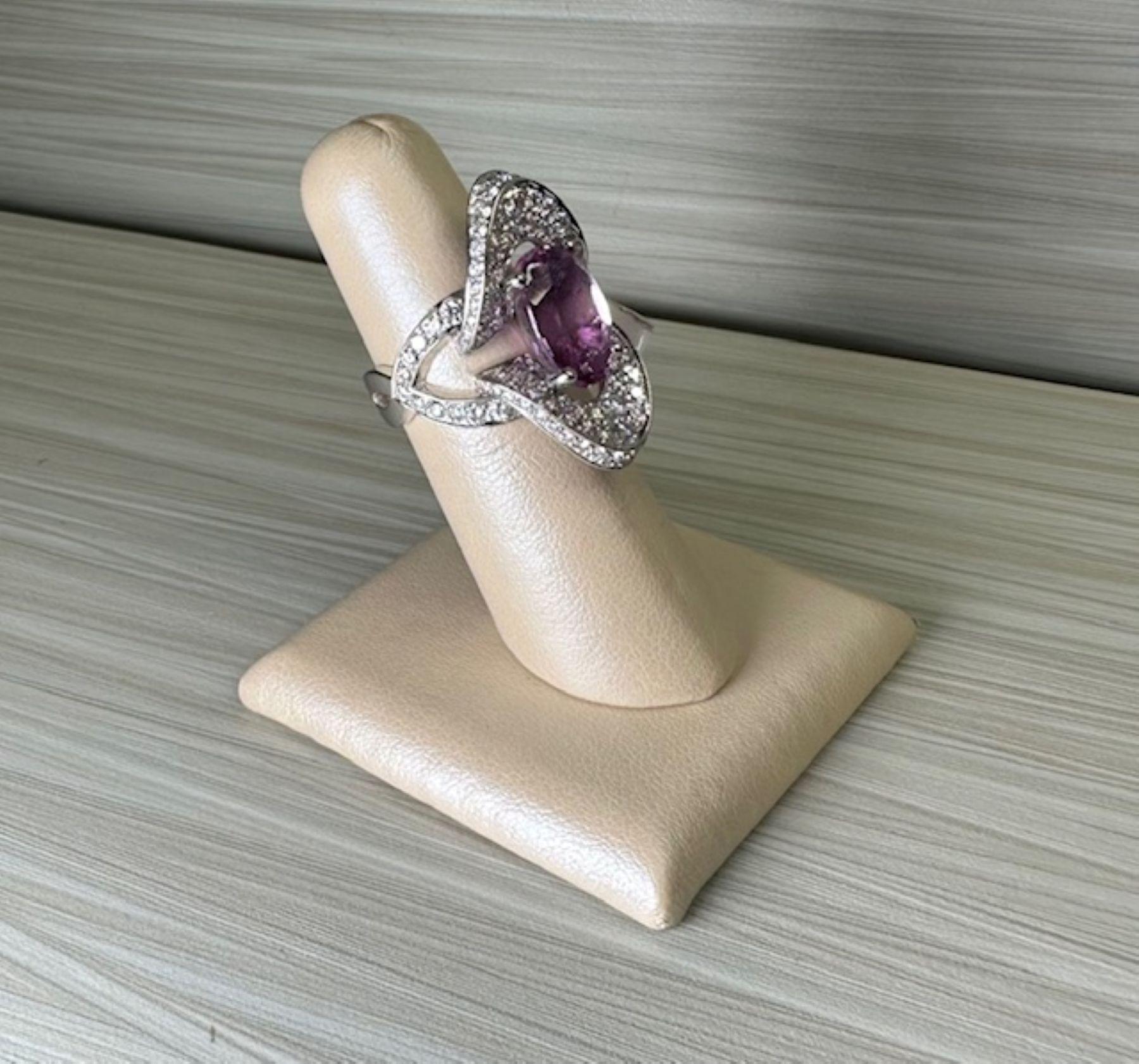 Elegancia Extraordinaria - Anillo de Topacio Rosa de 5,90ct con Diamantes de 2,50ct en 18kw en venta 3