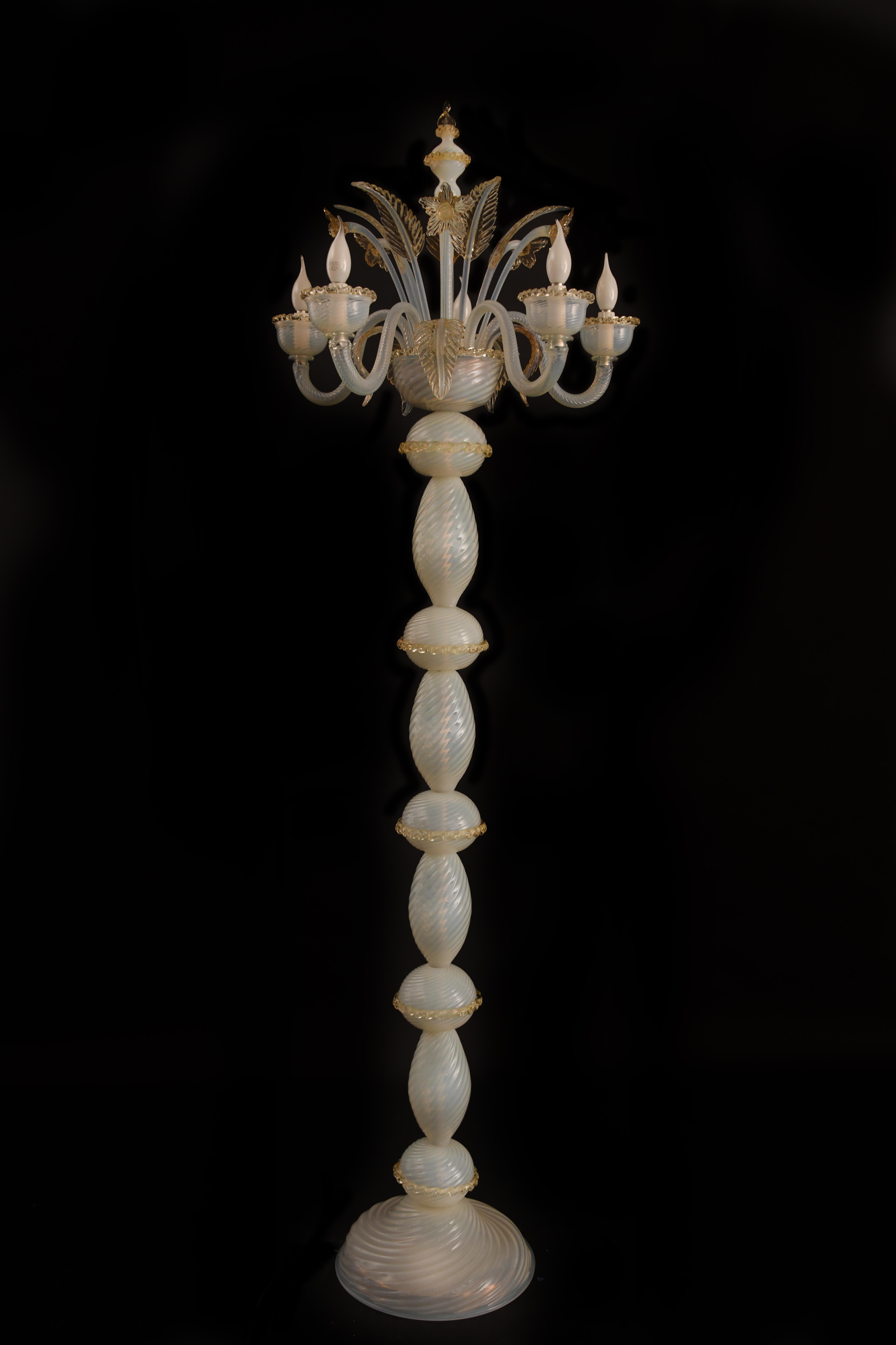 Extraordinary Floor Lamp in Precious Murano Glass In Excellent Condition For Sale In Budapest, HU