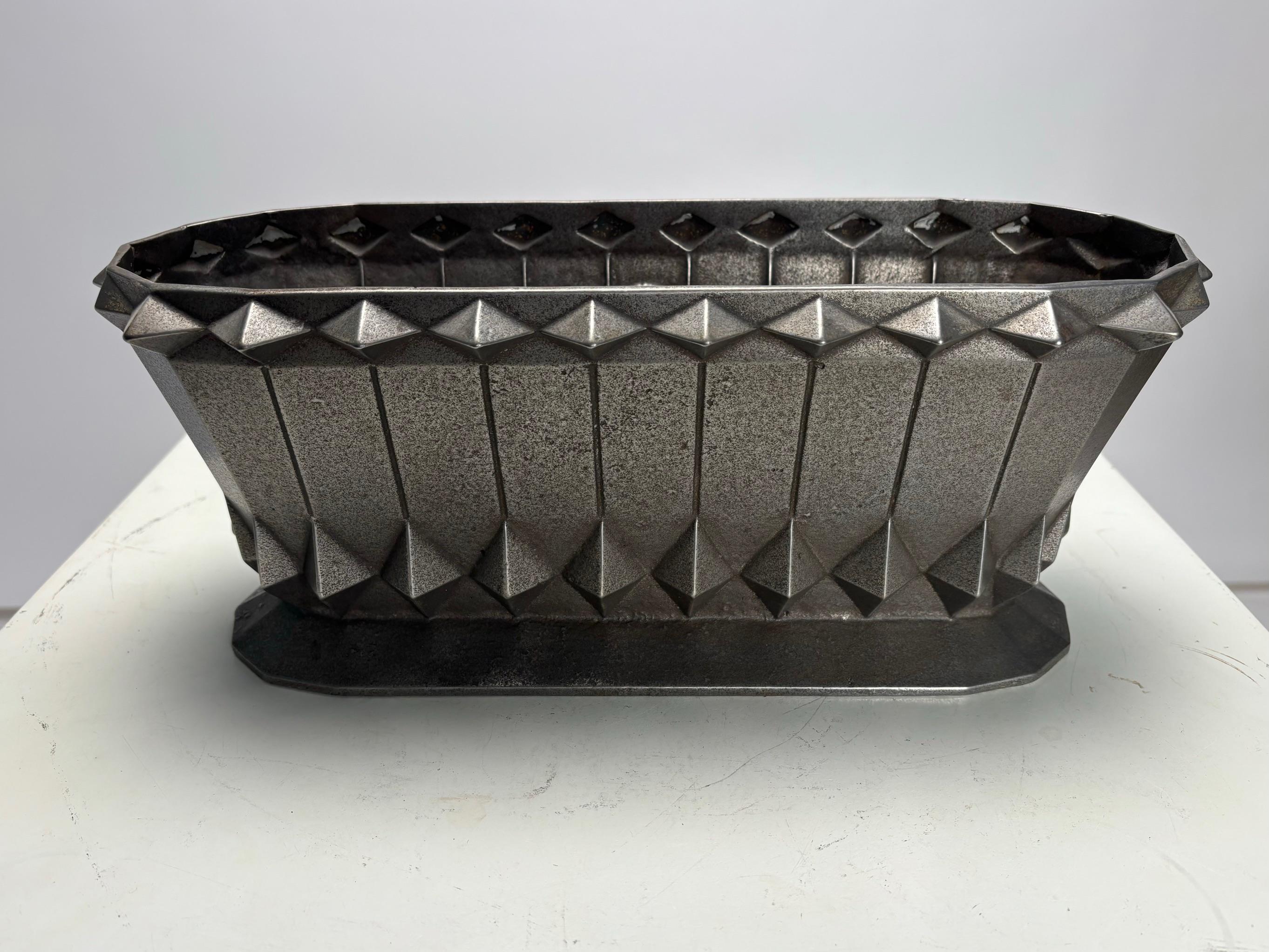 Francese Straordinario vaso francese Art Deco, portafiori in ghisa, anni '30 in vendita