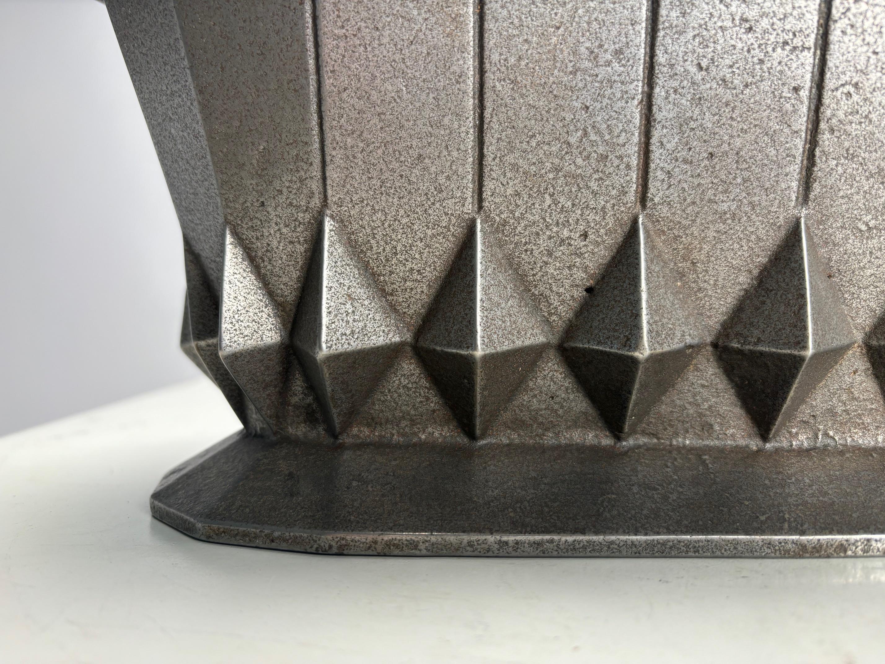 Metà XX secolo Straordinario vaso francese Art Deco, portafiori in ghisa, anni '30 in vendita
