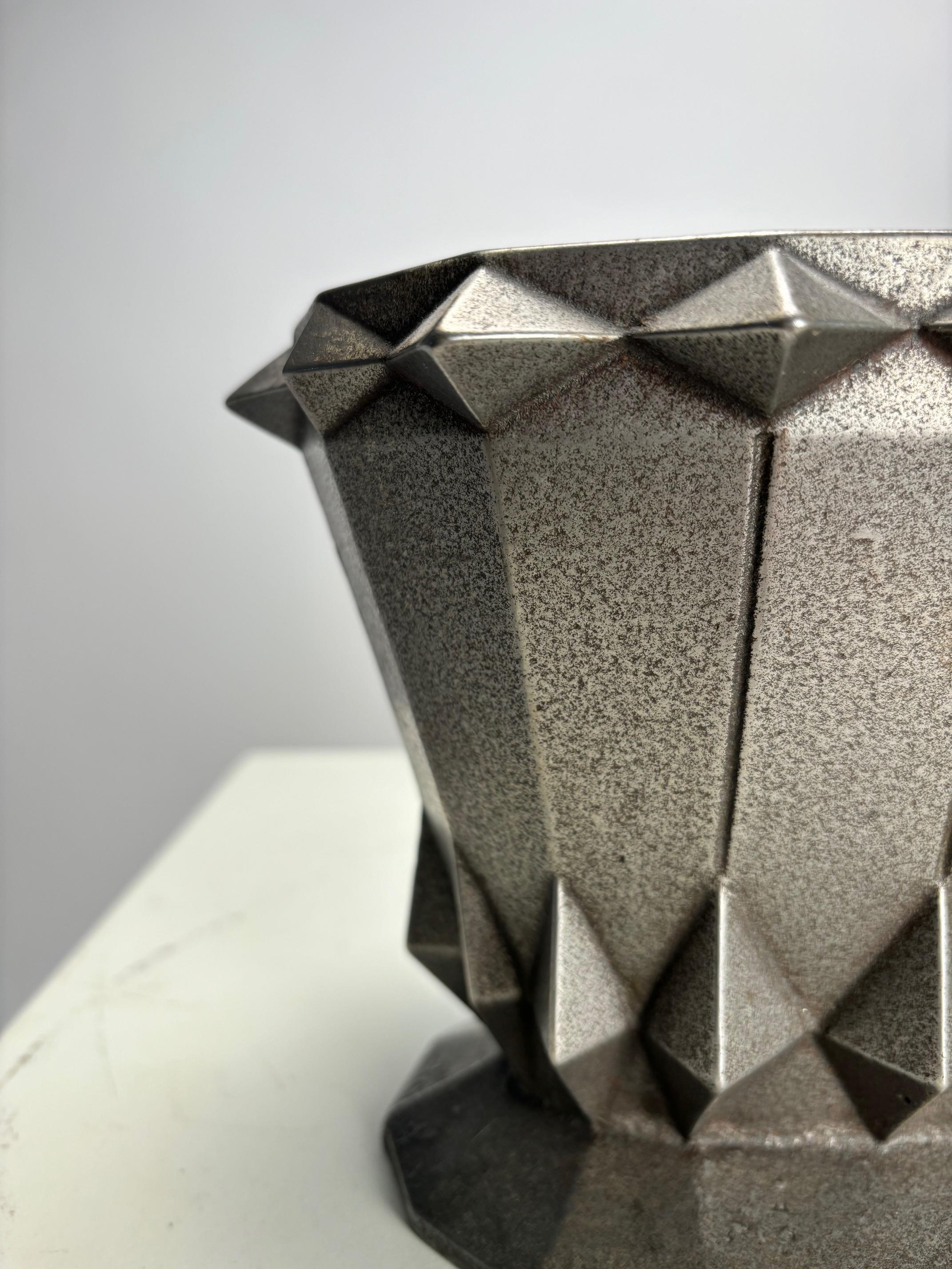 Ferro Straordinario vaso francese Art Deco, portafiori in ghisa, anni '30 in vendita