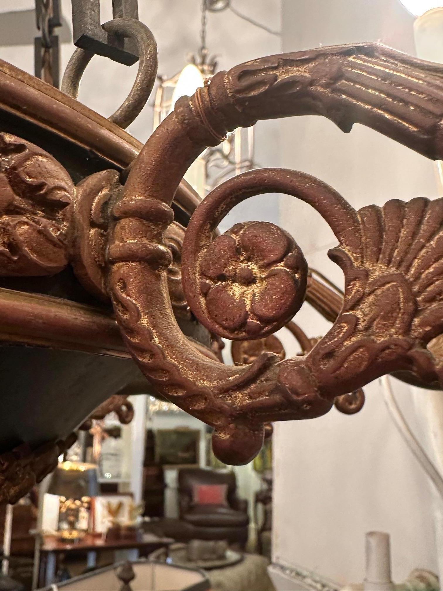 Straordinario lampadario francese Impero a 8 bracci in bronzo con corona in alto in vendita 3