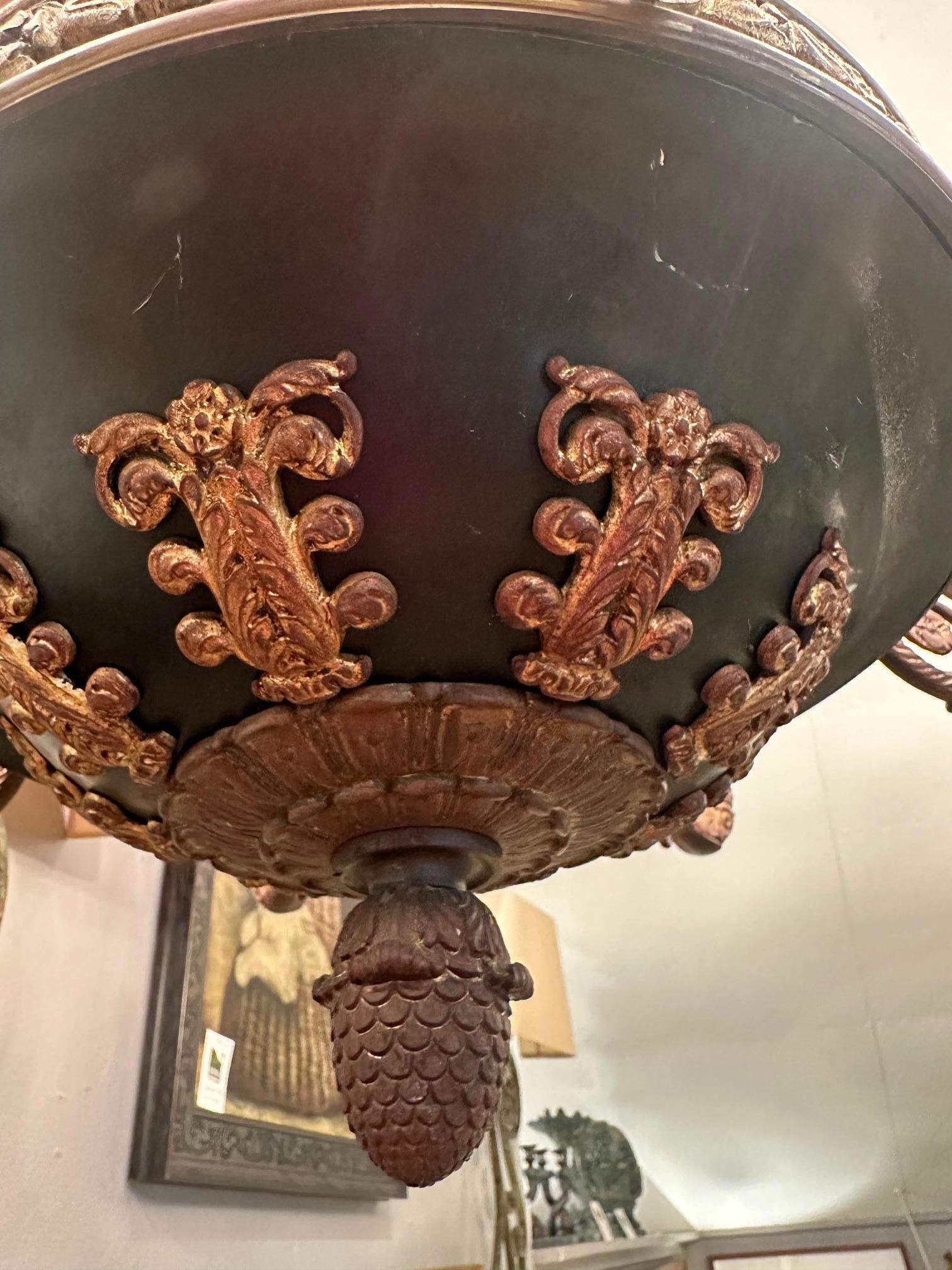 Straordinario lampadario francese Impero in bronzo, ottone dorato e metallo patinato a 8 bracci con corona ornata e meravigliosi dettagli tipo fiore di loto e fleur di lis.  Sembra provenire da un castello francese.