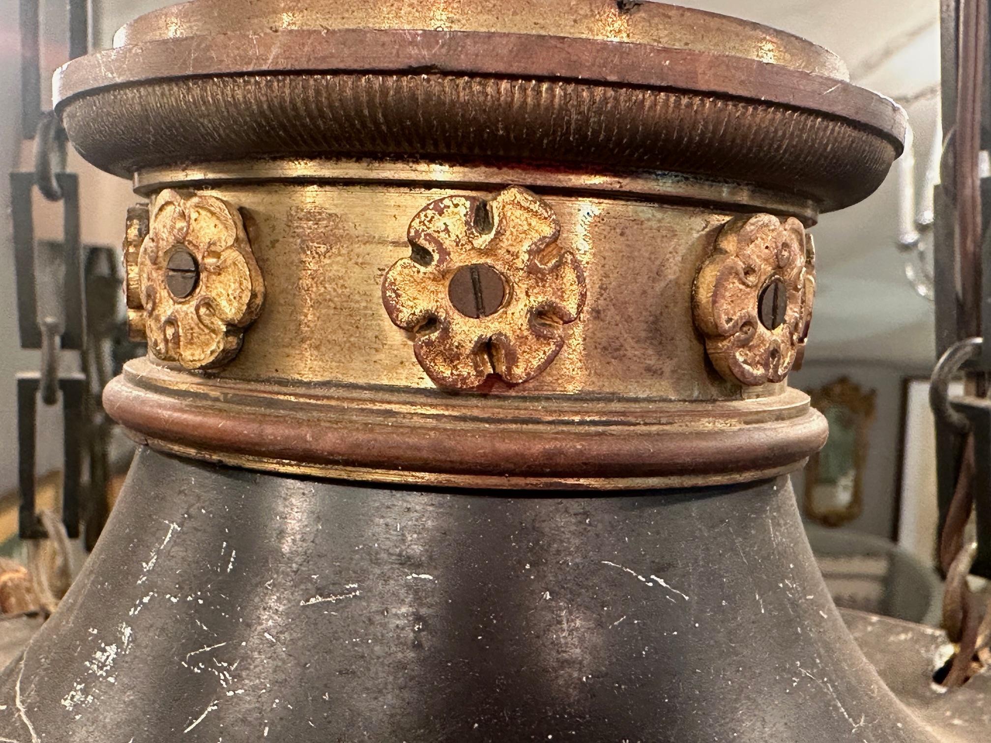 Stile impero Straordinario lampadario francese Impero a 8 bracci in bronzo con corona in alto in vendita