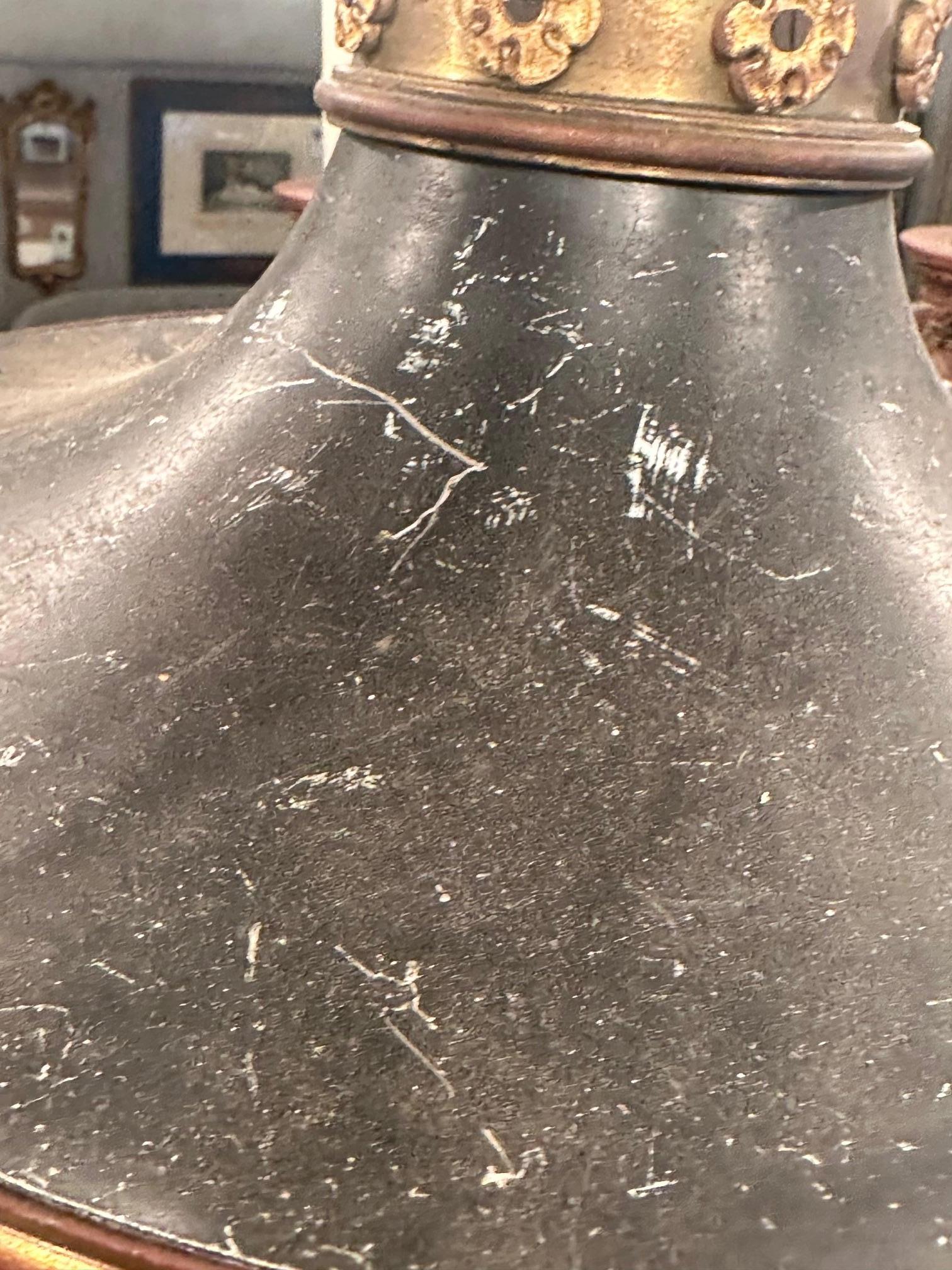 Straordinario lampadario francese Impero a 8 bracci in bronzo con corona in alto In condizioni buone in vendita a Hopewell, NJ