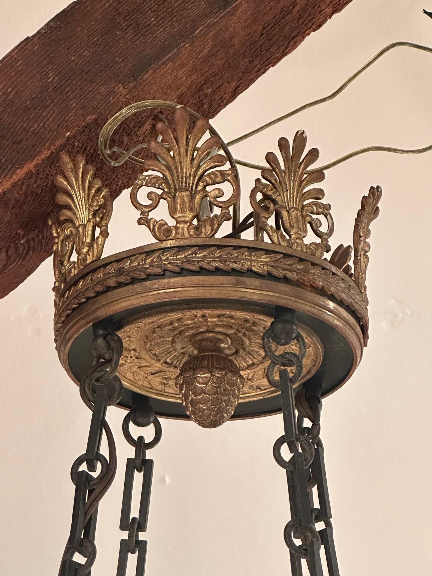 Bronzo Straordinario lampadario francese Impero a 8 bracci in bronzo con corona in alto in vendita