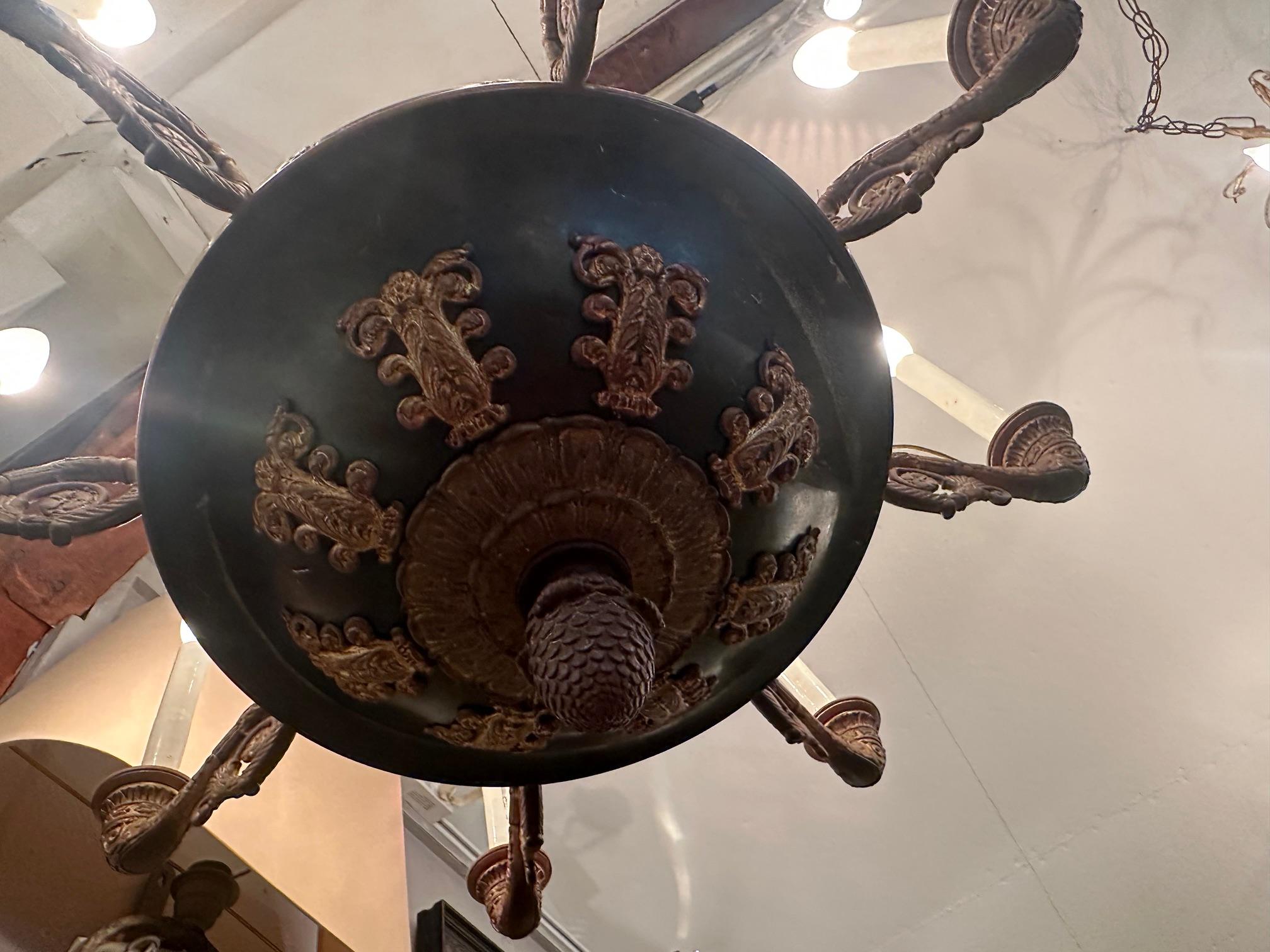 Straordinario lampadario francese Impero a 8 bracci in bronzo con corona in alto in vendita 1