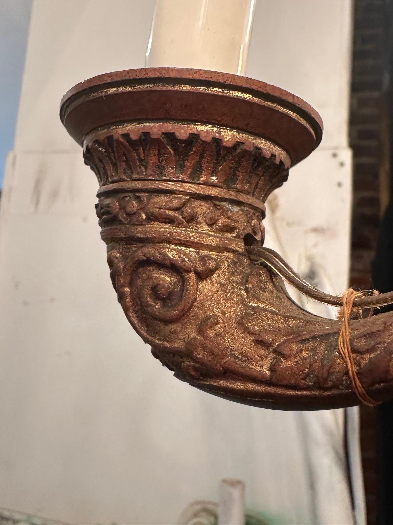 Straordinario lampadario francese Impero a 8 bracci in bronzo con corona in alto in vendita 2