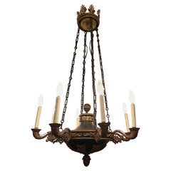 Straordinario lampadario francese Impero a 8 bracci in bronzo con corona in alto