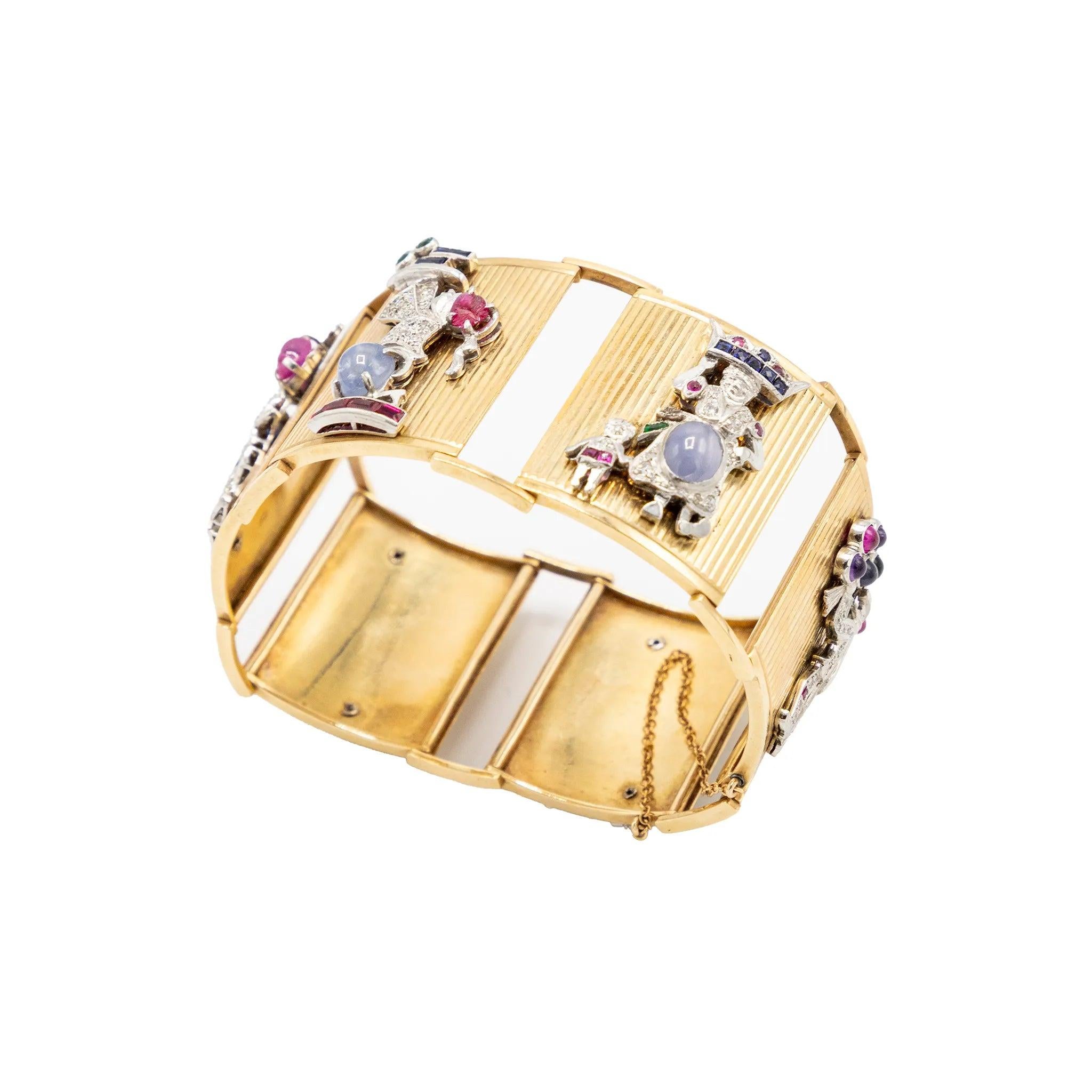 Chef-d'œuvre rare et théâtral des années 1940, ce large bracelet français témoigne d'un savoir-faire exceptionnel et d'un luxe ludique. Composé de panneaux verticaux articulés en or jaune 18 carats, chaque segment est méticuleusement orné de scènes