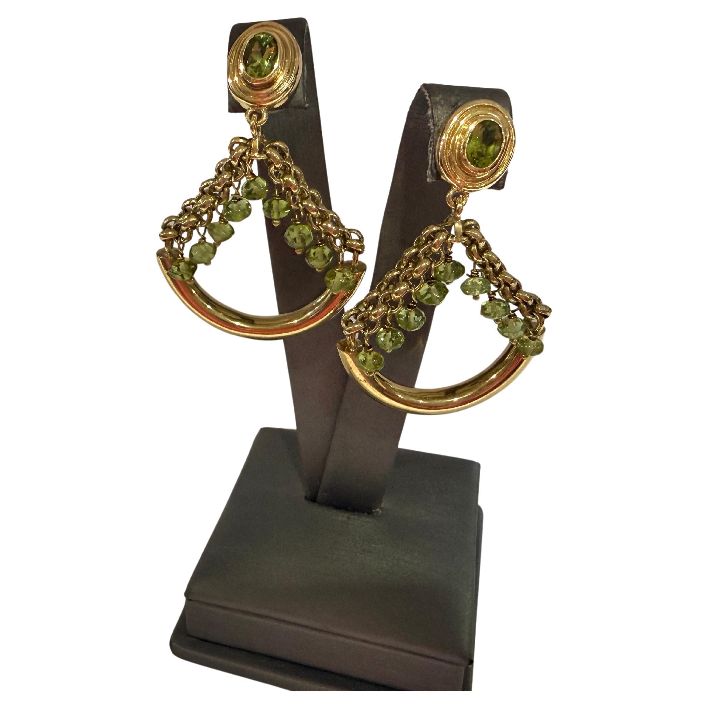 Extraordinarios pendientes colgantes de piedras preciosas Pendientes de peridoto Oro amarillo de 14 KT en venta