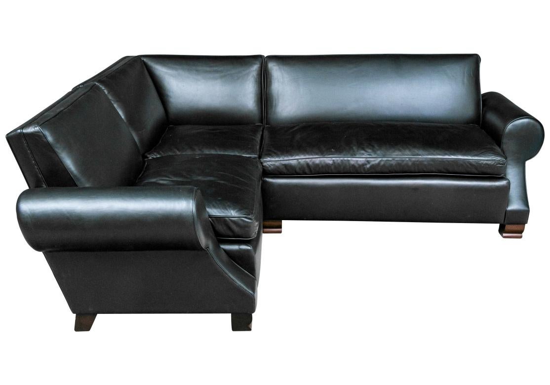 Fabriqué à la main en Angleterre par l'emblématique fabricant de meubles George Smith, un  Sectionnel trois pièces en cuir glacé noir pur. La structure avec des accoudoirs légèrement inclinés et des accoudoirs surdimensionnés et élégants repose sur