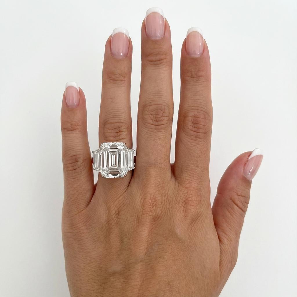 Un extraordinaire diamant taille émeraude de 10,38 carats certifié GIA, de couleur G et de pureté VS2, d'une brillance exceptionnelle et aux proportions parfaites (14,63 × 10,51 × 6,79 mm). L'excellent poli et la symétrie de la pierre, ainsi que