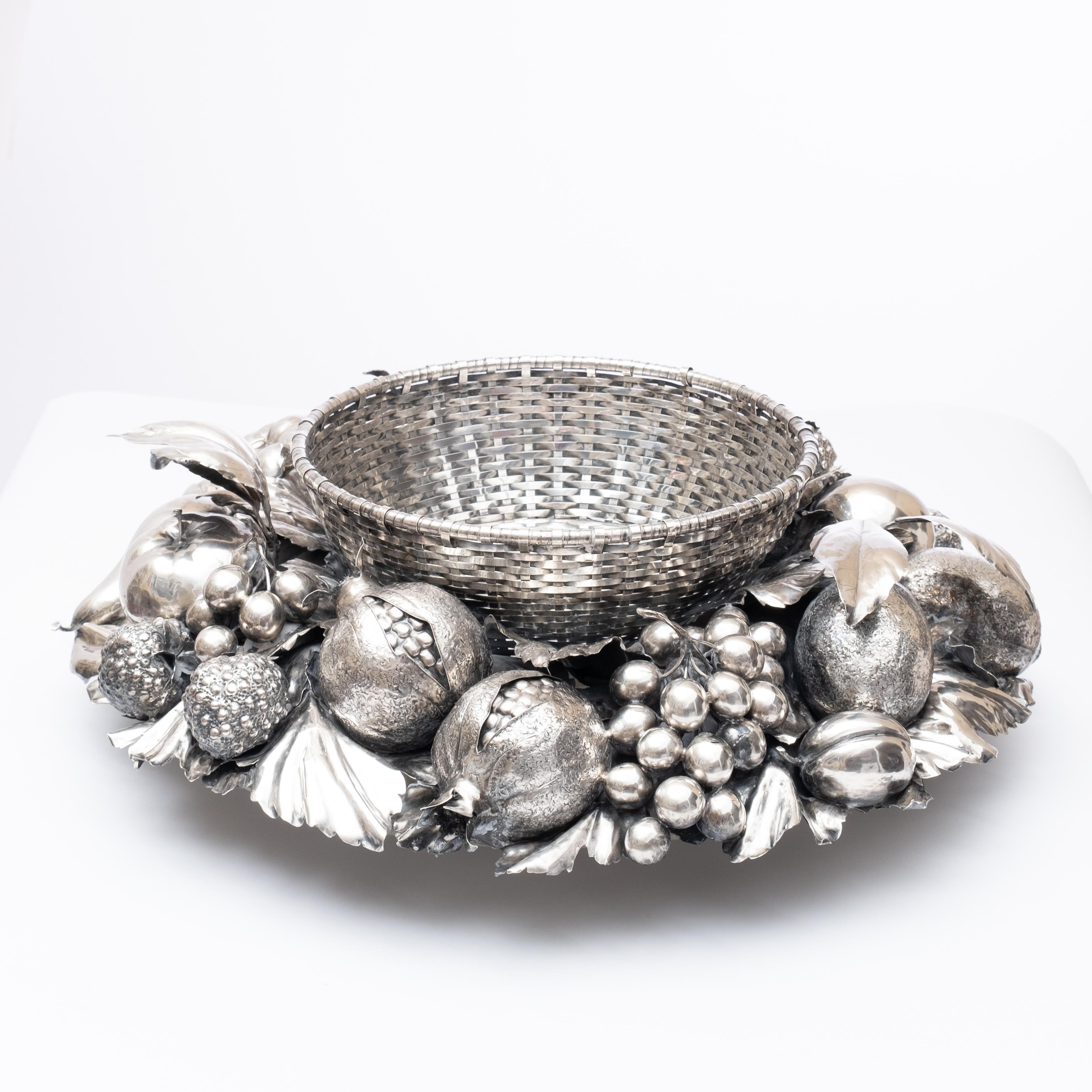 Extraordinary Gianmaria Buccellati Fruit & Foliate Silver Centerpiece In Good Condition In Hudson, NY
