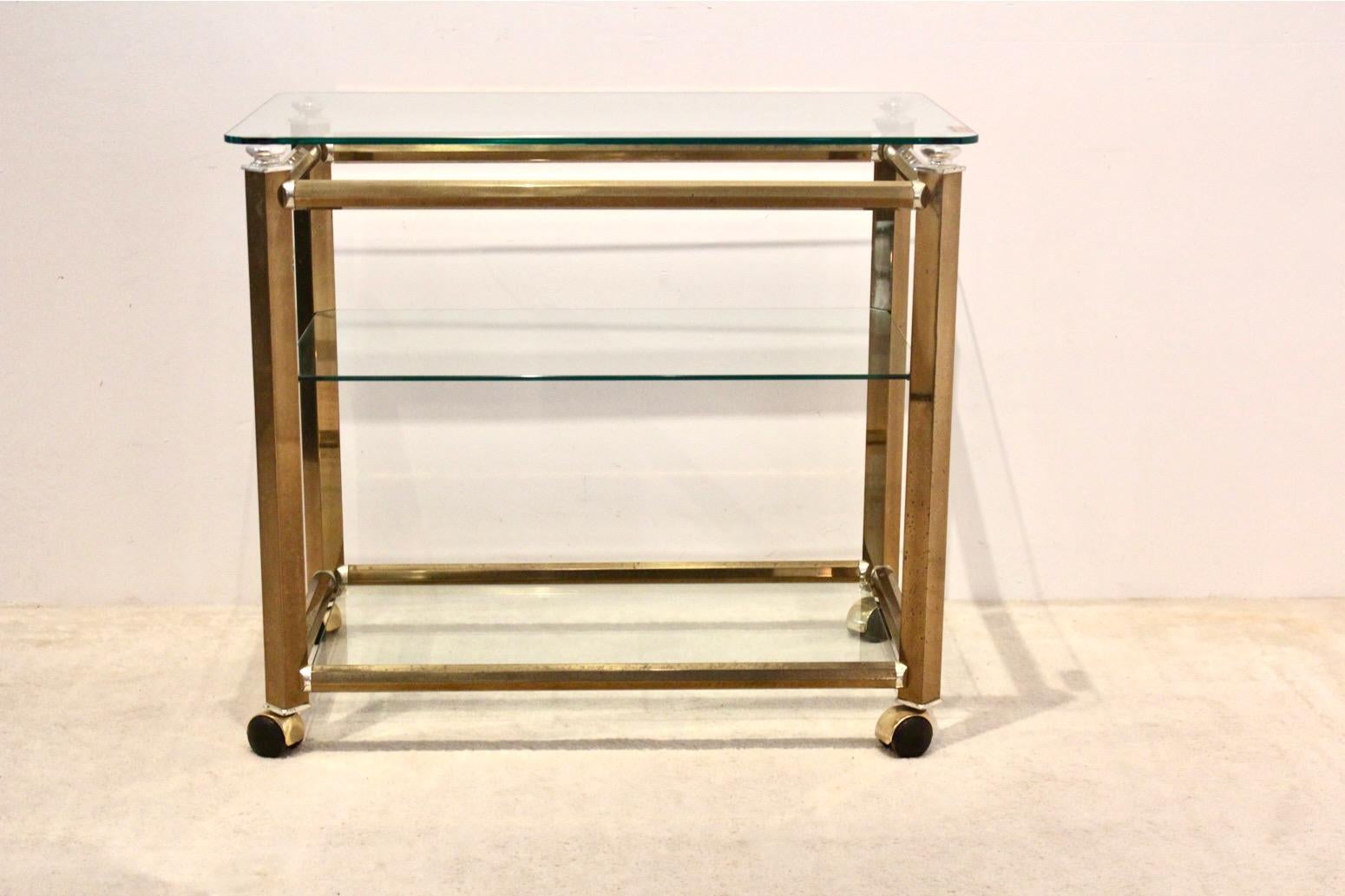 Raro carro de bar italiano de latón y níquel con tres pisos de cristal. Diseñado y fabricado en Italia por Ponti & Terenghi (marcado). El marco de latón macizo tiene un acabado totalmente original con elegantes detalles de níquel. El carro de bar