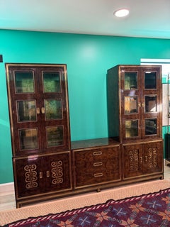 Außergewöhnliche Amboyna-Schränke und Anrichte mit gemaserter Glasfront von Mastercraft