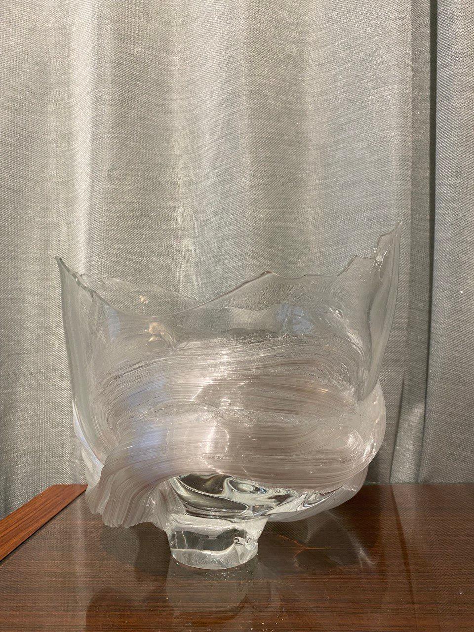 Shohei Yokoyama es un famoso artista contemporáneo que vive y trabaja en Toyama, nació en la prefectura de Okayama, Japón, en 1985.
Con numerosos premios y galardones, las obras del artista se encuentran en destacadas y prestigiosas colecciones