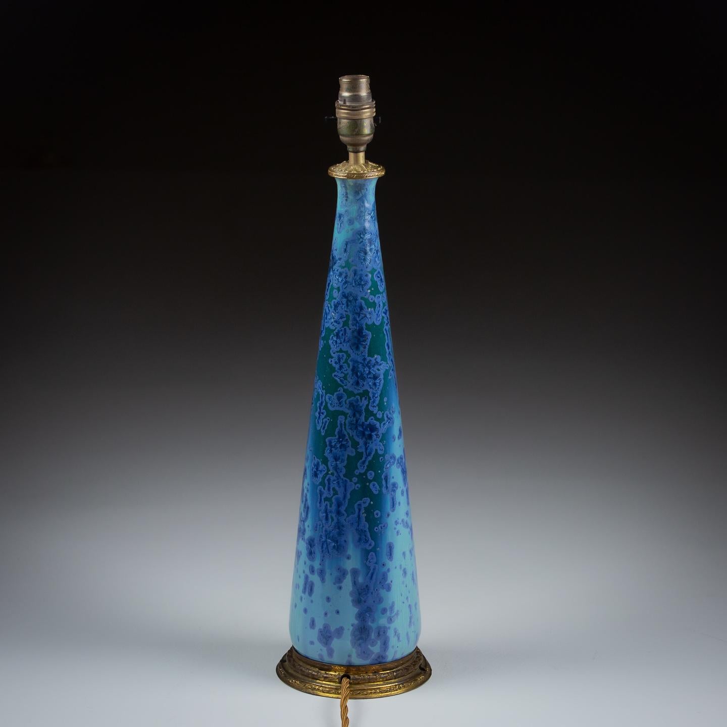 Außergewöhnliche glasierte blaue Studio-Keramik-Vase als Lampe im Angebot 4