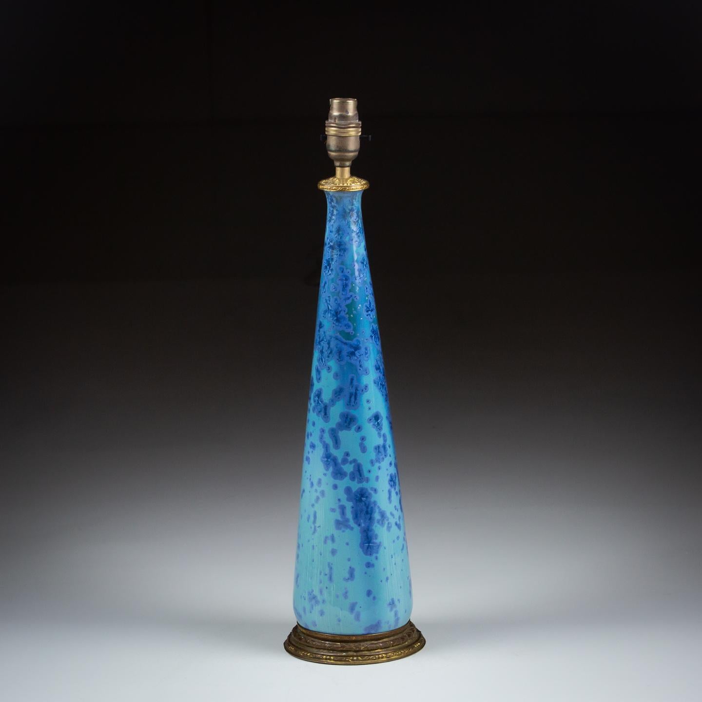 Beeindruckende Studio Pottery Vase aus dem frühen 20. Jahrhundert, leuchtendes Blau mit einer ungewöhnlichen, fast holografischen Glasur, die im Laufe des Tages den Ton und die Schattierung des Blaus verändert.

Frankreich CIRCA 1930

Neu verdrahtet