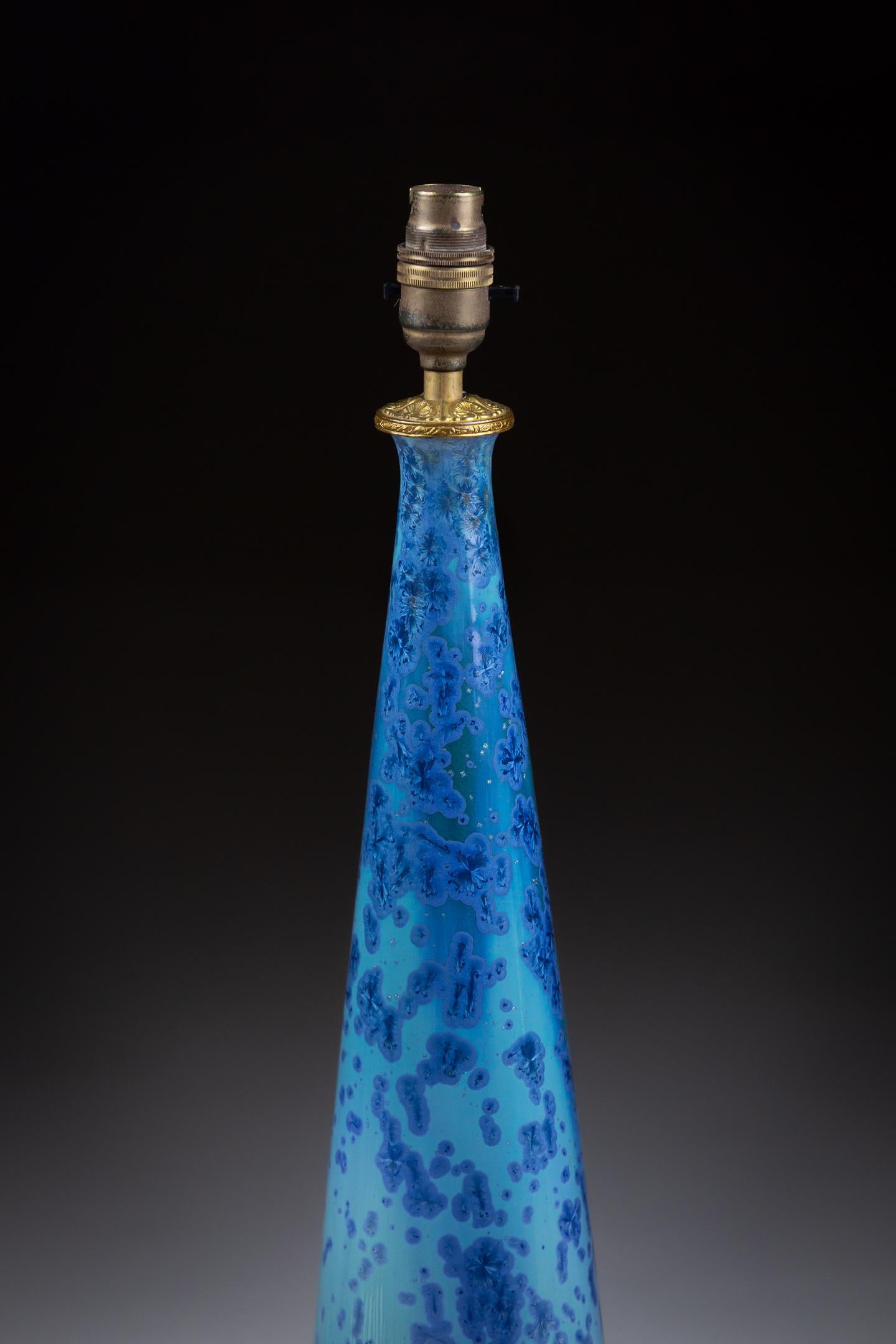 Vernissé Extraordinaire vase de Studio Pottery bleu glacé en guise de lampe en vente