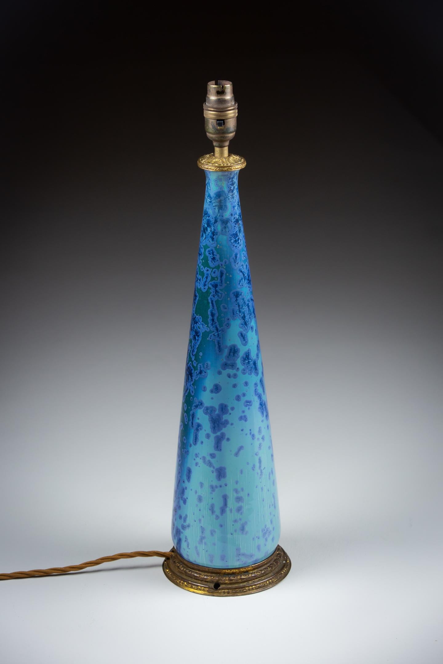 Außergewöhnliche glasierte blaue Studio-Keramik-Vase als Lampe im Angebot 1