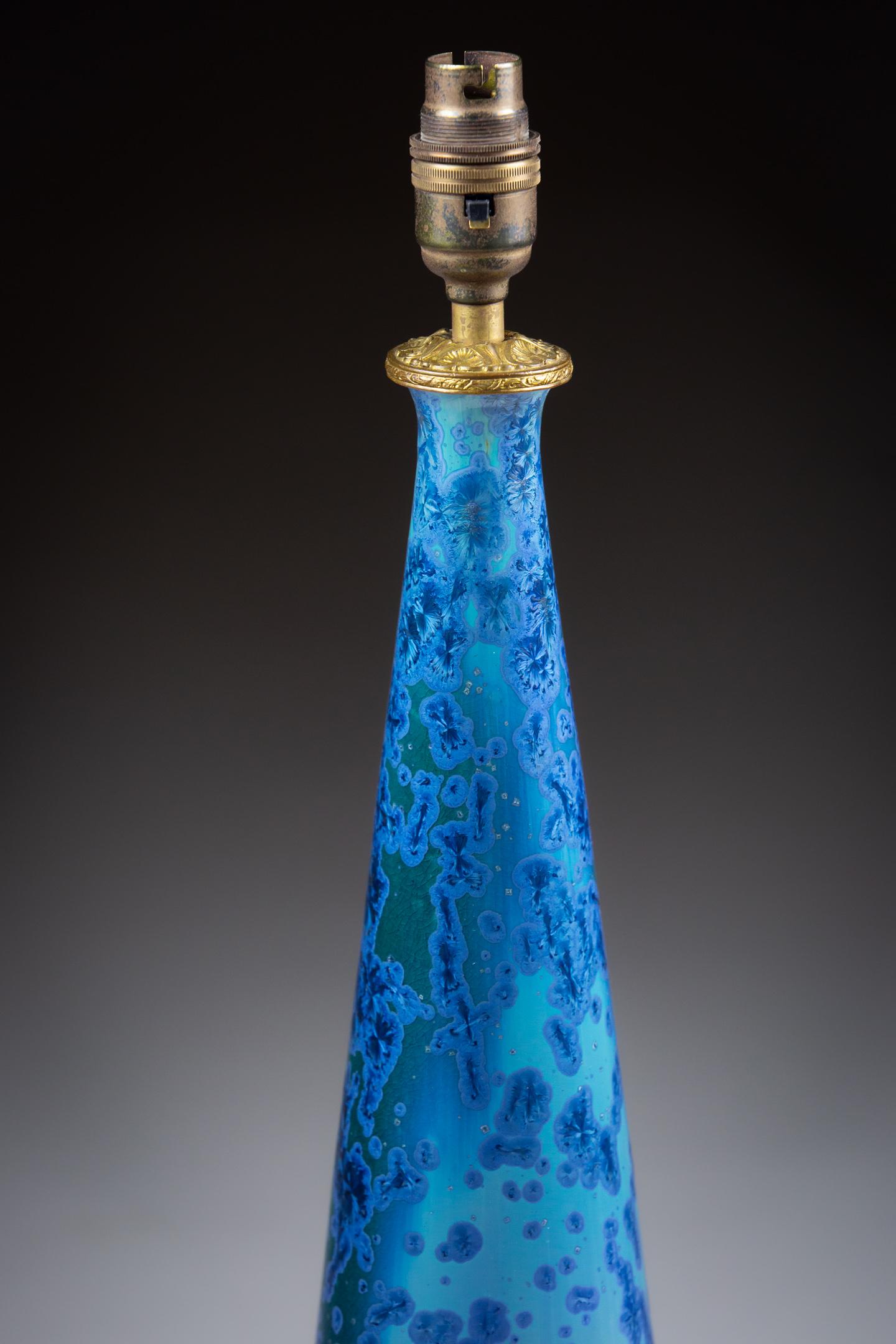 Außergewöhnliche glasierte blaue Studio-Keramik-Vase als Lampe im Angebot 3
