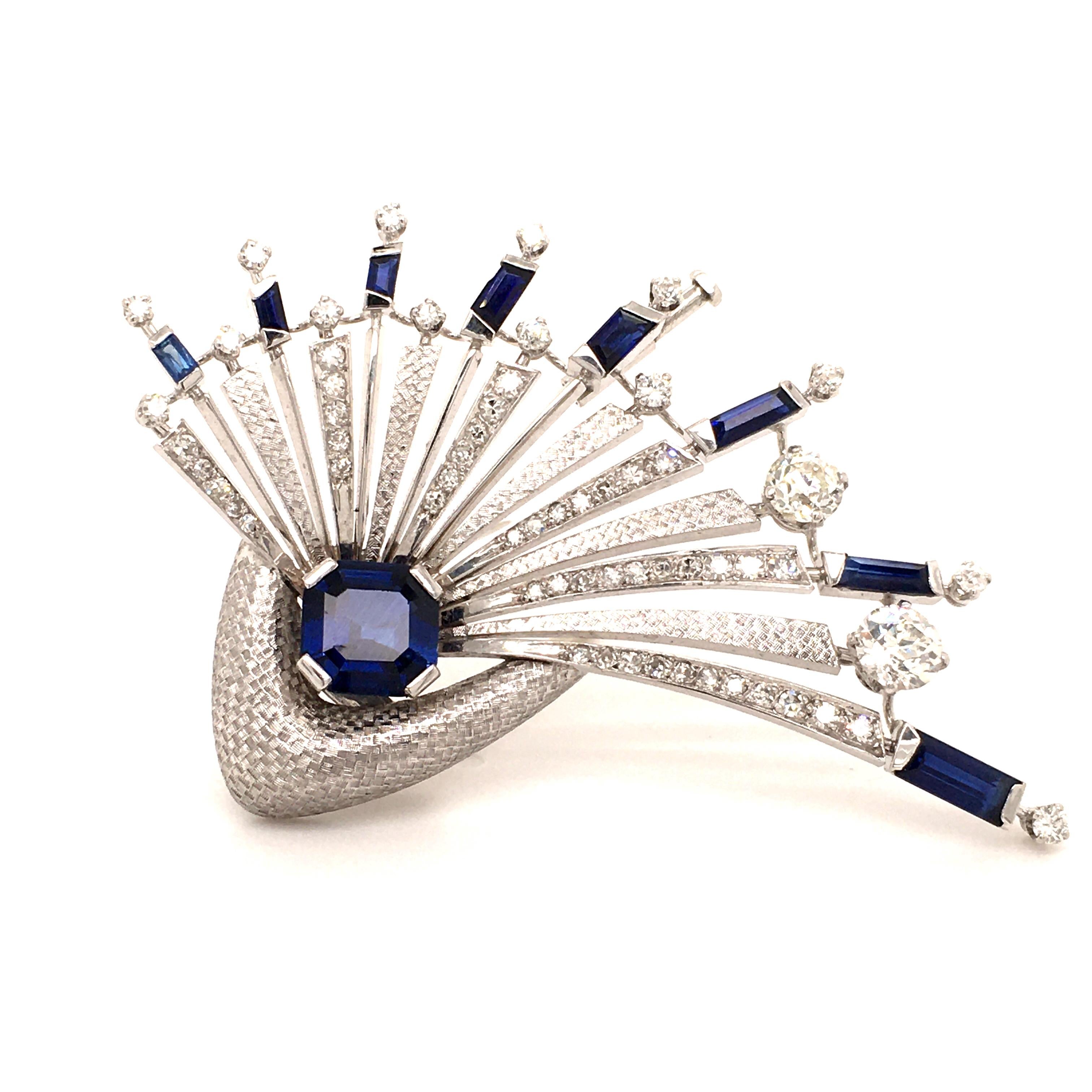 This fabulous Gubelin brooch in 18 karat white gold features an intensely colored octagonal cut sapphire of 2.00 carats. The shape of the brooch reminds of an elegantly spread out bird wing. Set with 8 tapered baguette cut sapphires of 1.10 carats