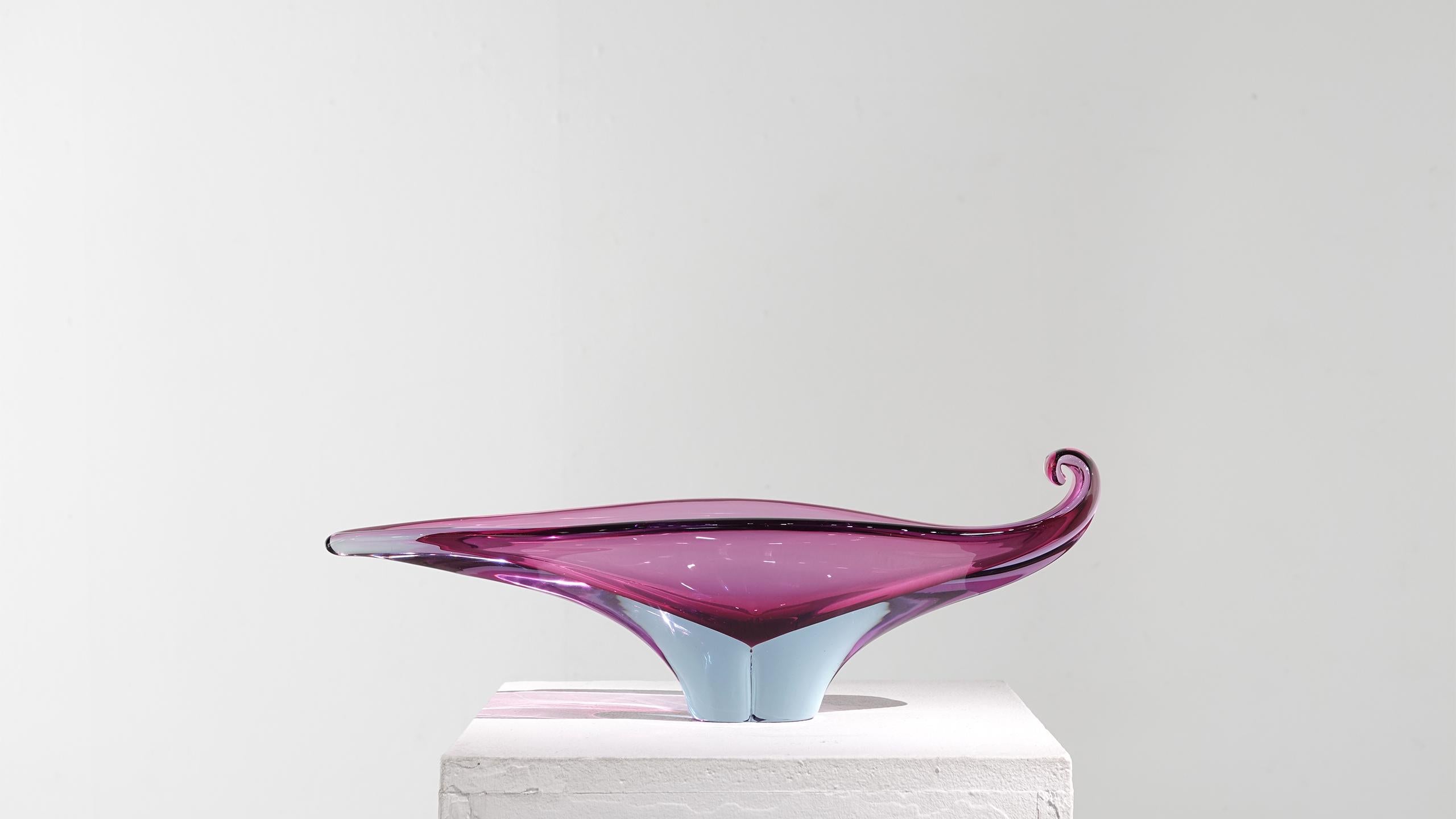 Absolout extraordinaire forme organique Murano bol en verre d'art / chef-d'œuvre dans un dégradé de couleurs de violet à bleu. Attribué à Seguso. Italie, années 1960. Verre violet et bleu enrobé de la technique Sommerso, de forme
