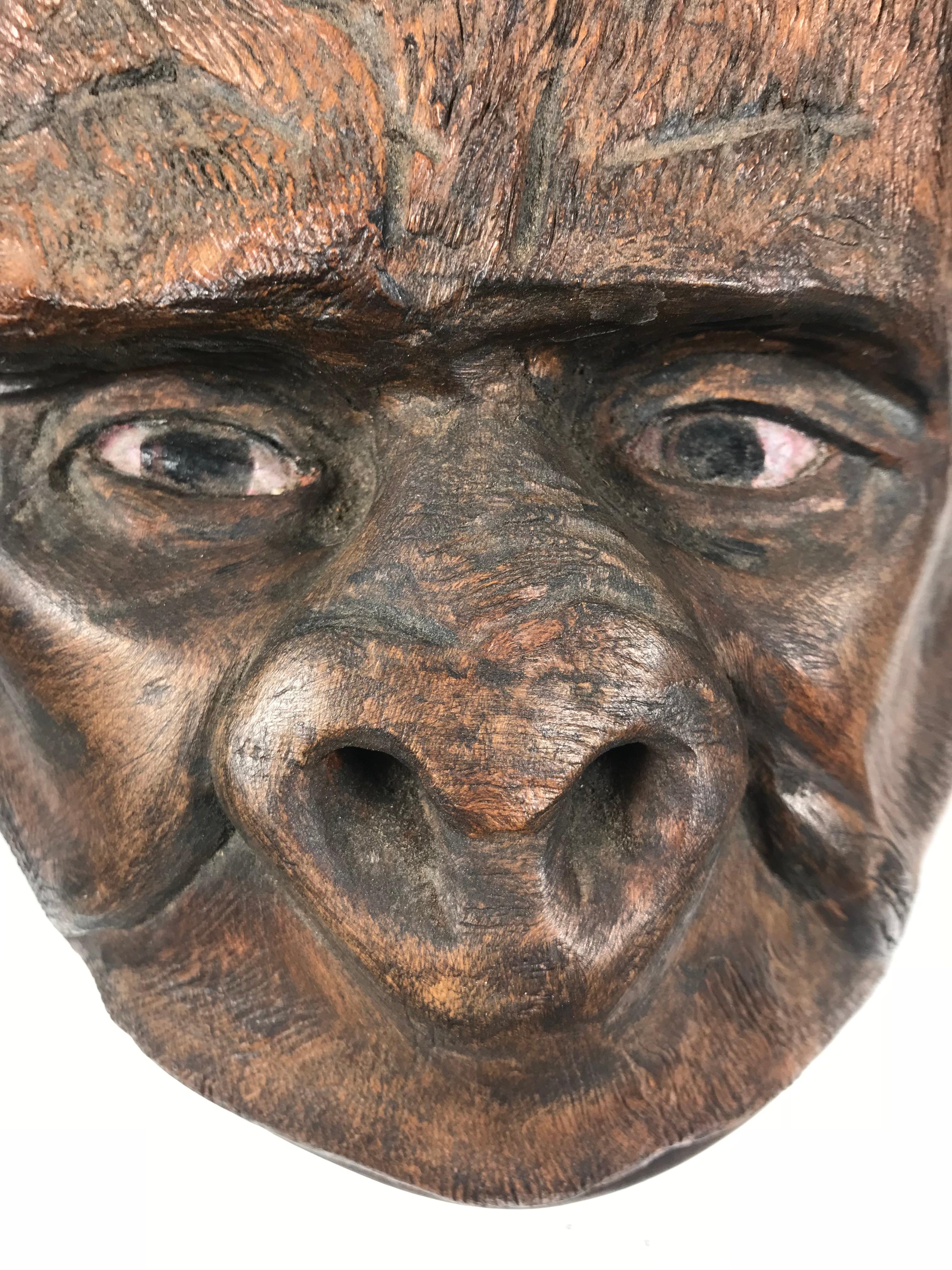 Sculpté à la main Extraordinaire sculpture d'art populaire « Gorilla » sculptée à la main à partir d'un nœud d'arbre en vente