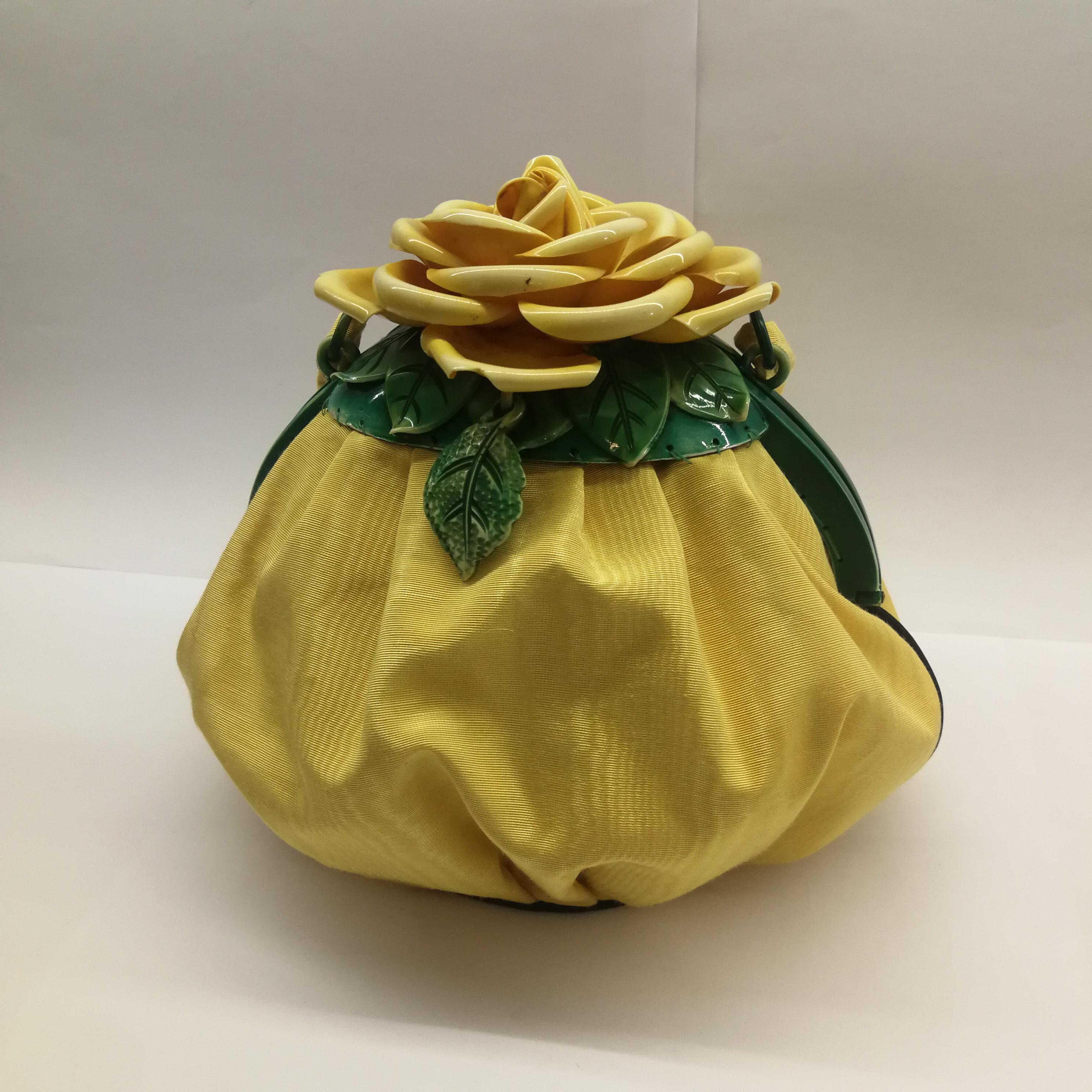 Eine sehr seltene und herausragende gelbe Seidenmoiré-Handtasche, die mit einer schönen und intakten handgemalten Zelluloid-Rose mit grünen Blättern verziert ist. Handtaschen mit diesen hochdekorativen und auffälligen Rosenmotiven sind selten, aber