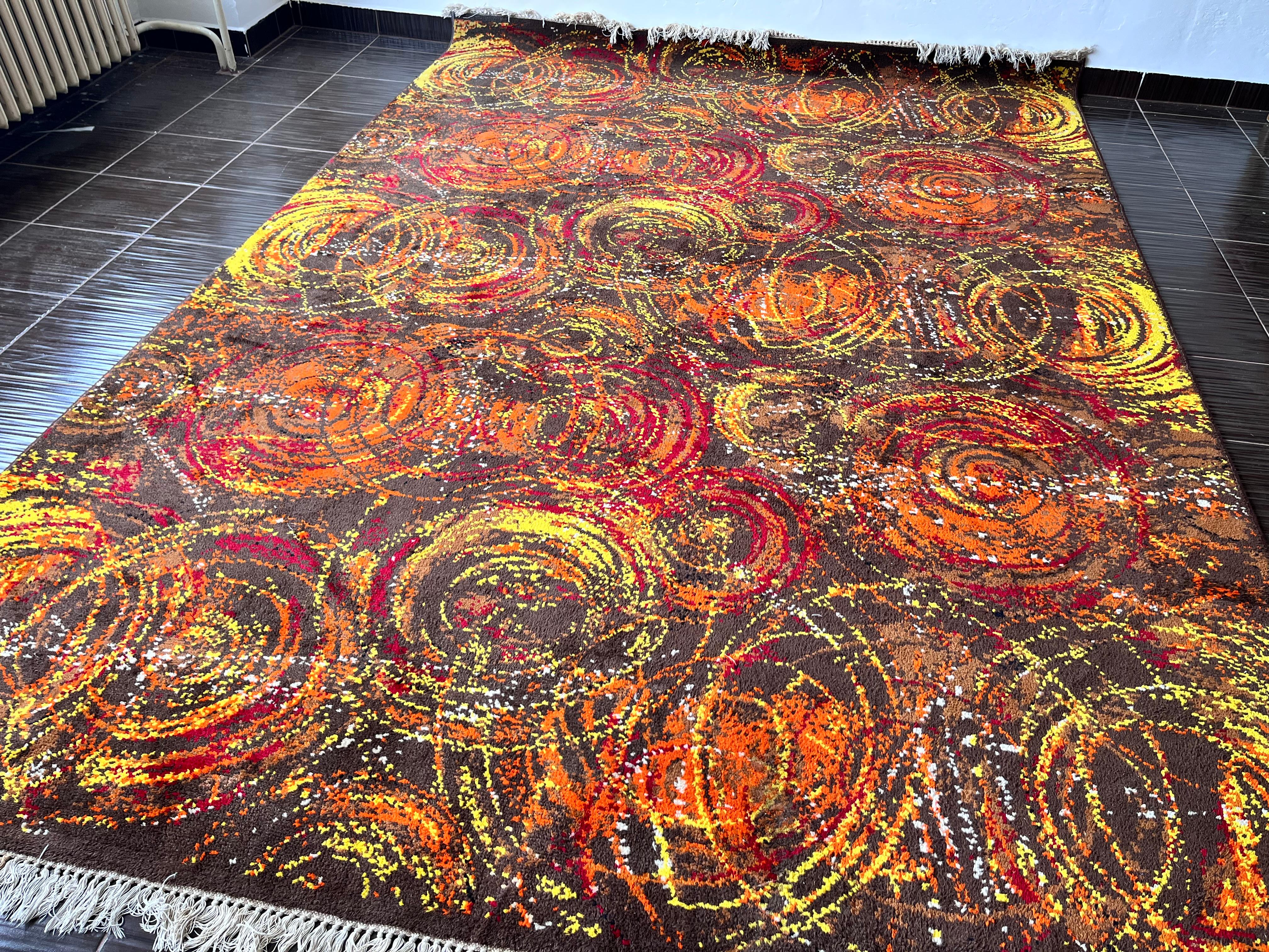 Mid-Century Modern Extraordinaire tapis d'art abstrait fait à la main dans le style Kybal, années 1960 en vente