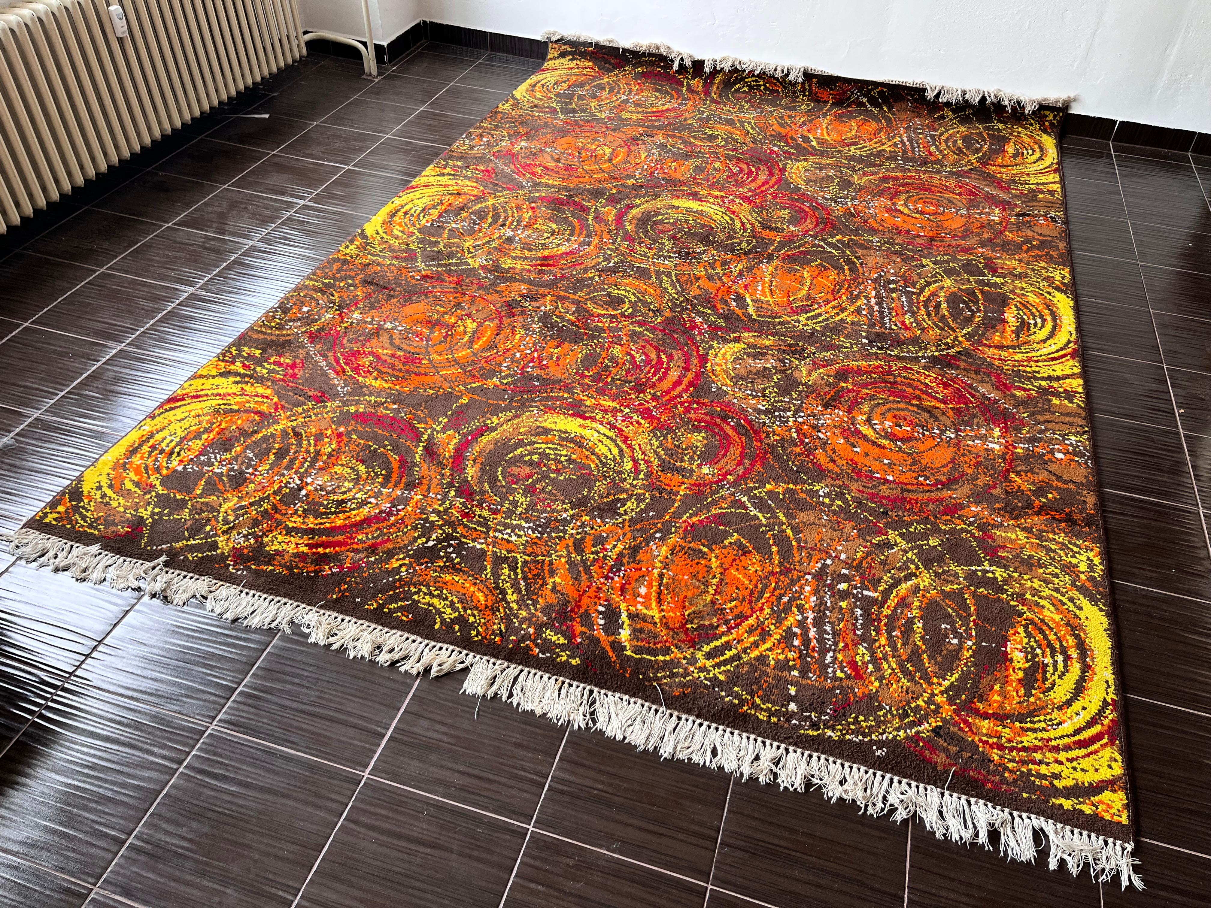 Tchèque Extraordinaire tapis d'art abstrait fait à la main dans le style Kybal, années 1960 en vente