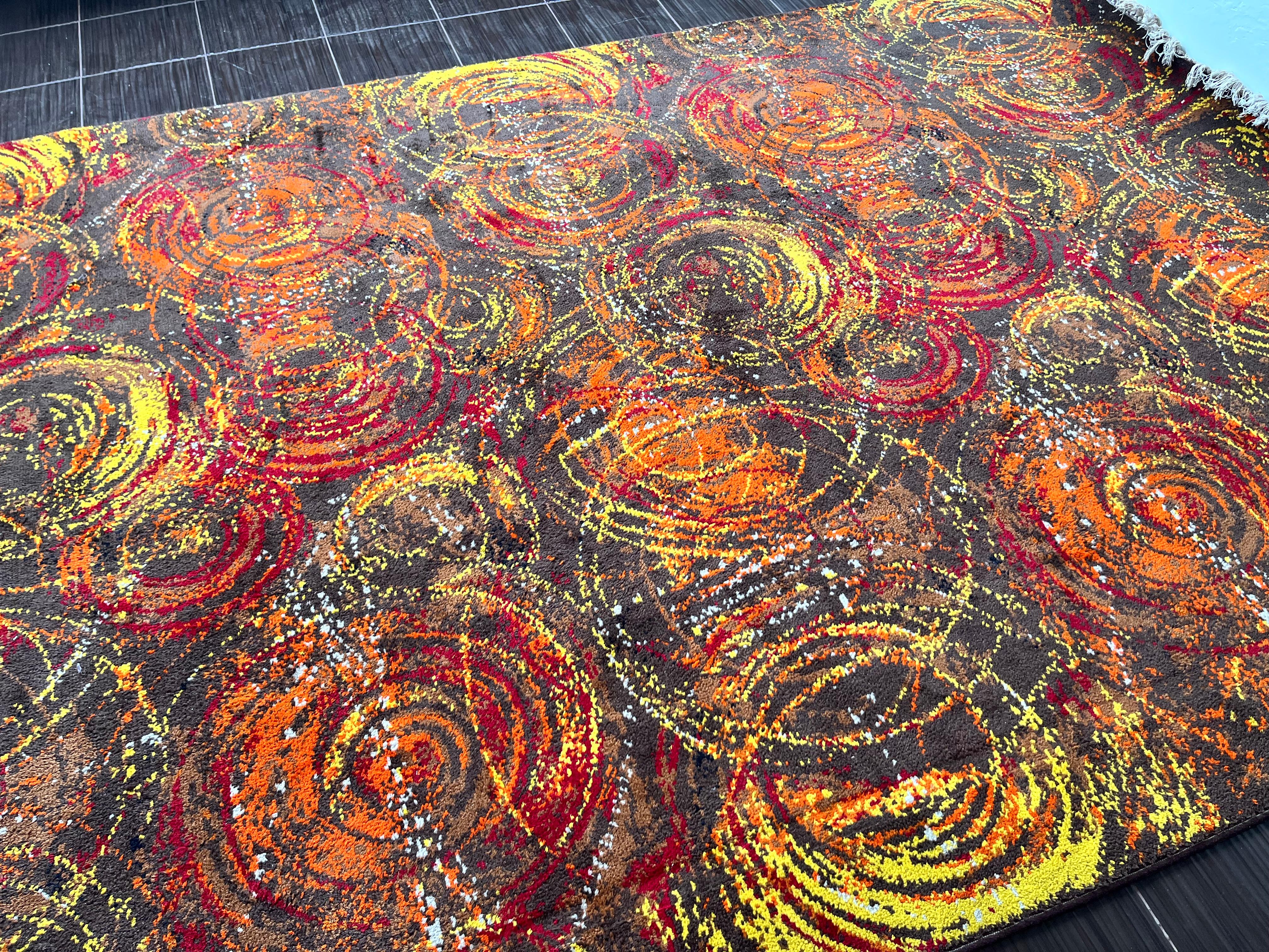 Laine Extraordinaire tapis d'art abstrait fait à la main dans le style Kybal, années 1960 en vente