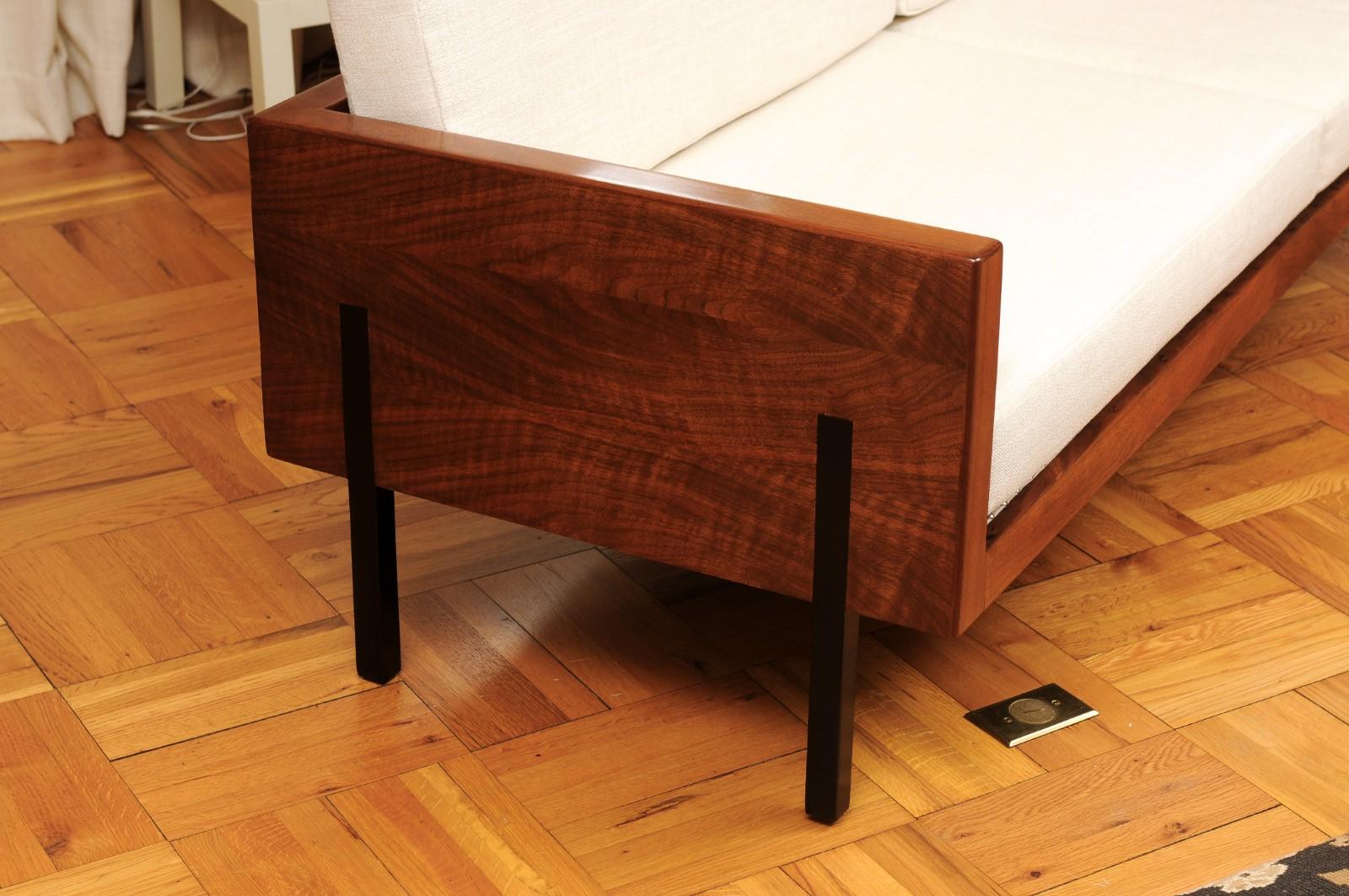 Außergewöhnliches Smoking-Sofa im Harvey Probber-Stil aus schwarzem Nussbaumholz - Paar verfügbar im Angebot 3