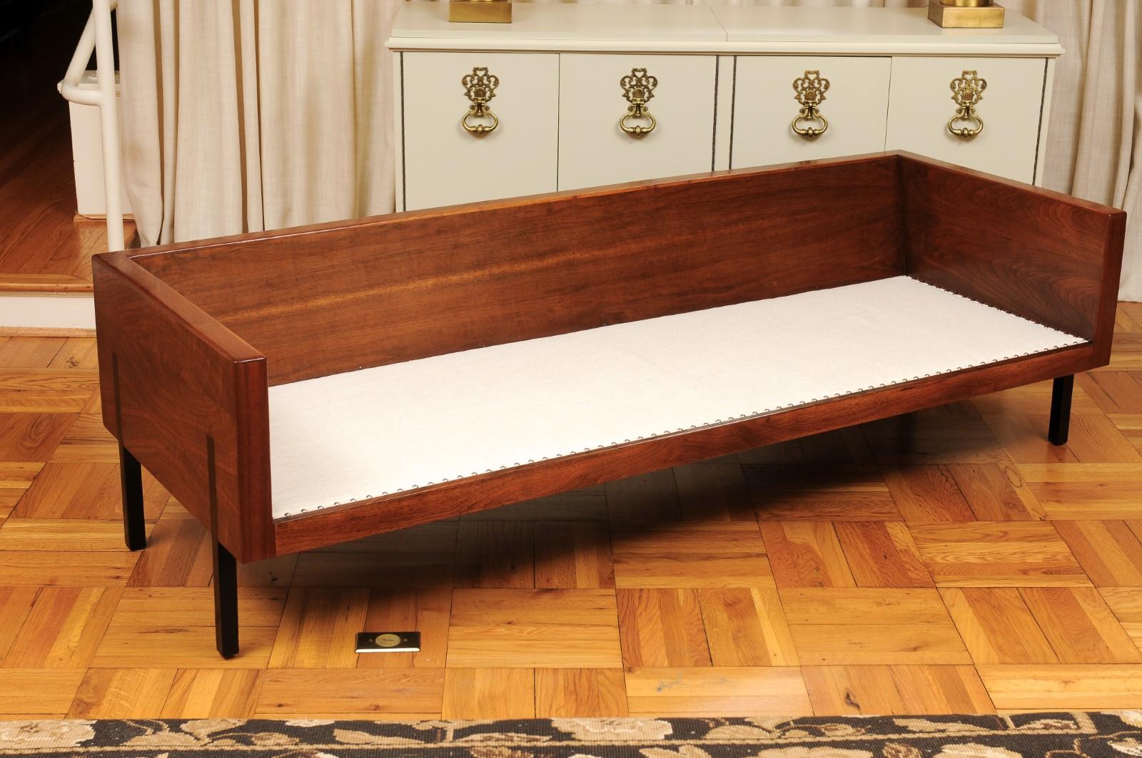 Außergewöhnliches Smoking-Sofa im Harvey Probber-Stil aus schwarzem Nussbaumholz - Paar verfügbar im Angebot 4