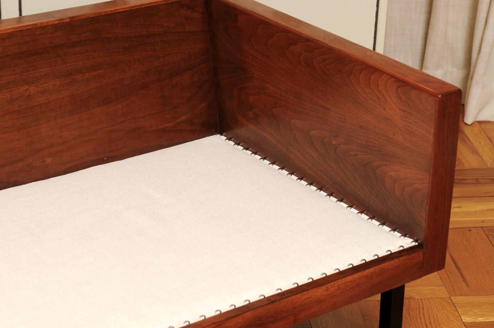 Außergewöhnliches Smoking-Sofa im Harvey Probber-Stil aus schwarzem Nussbaumholz - Paar verfügbar im Angebot 5