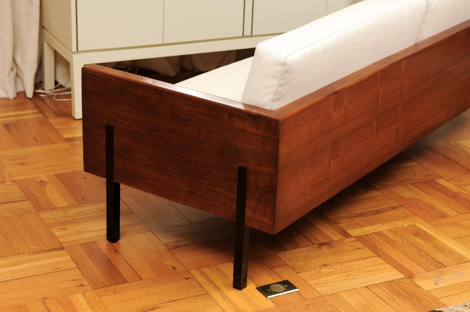 Außergewöhnliches Smoking-Sofa im Harvey Probber-Stil aus schwarzem Nussbaumholz - Paar verfügbar im Angebot 8
