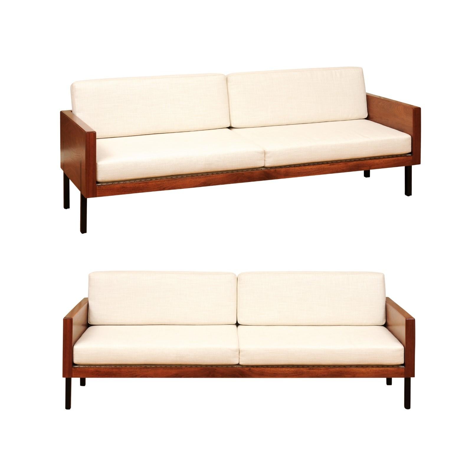 Dieses prächtige Sofa wird wie professionell fotografiert und beschrieben in der Auflistung Erzählung geliefert: Sorgfältig professionell restauriert und fachmännisch individuell gepolstert. Es gibt ein Paar Sofas, die zueinander passen. Ein