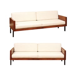 Extraordinario Sofá Esmoquin Estilo Harvey Probber en Nogal Negro - Disponible por Parejas