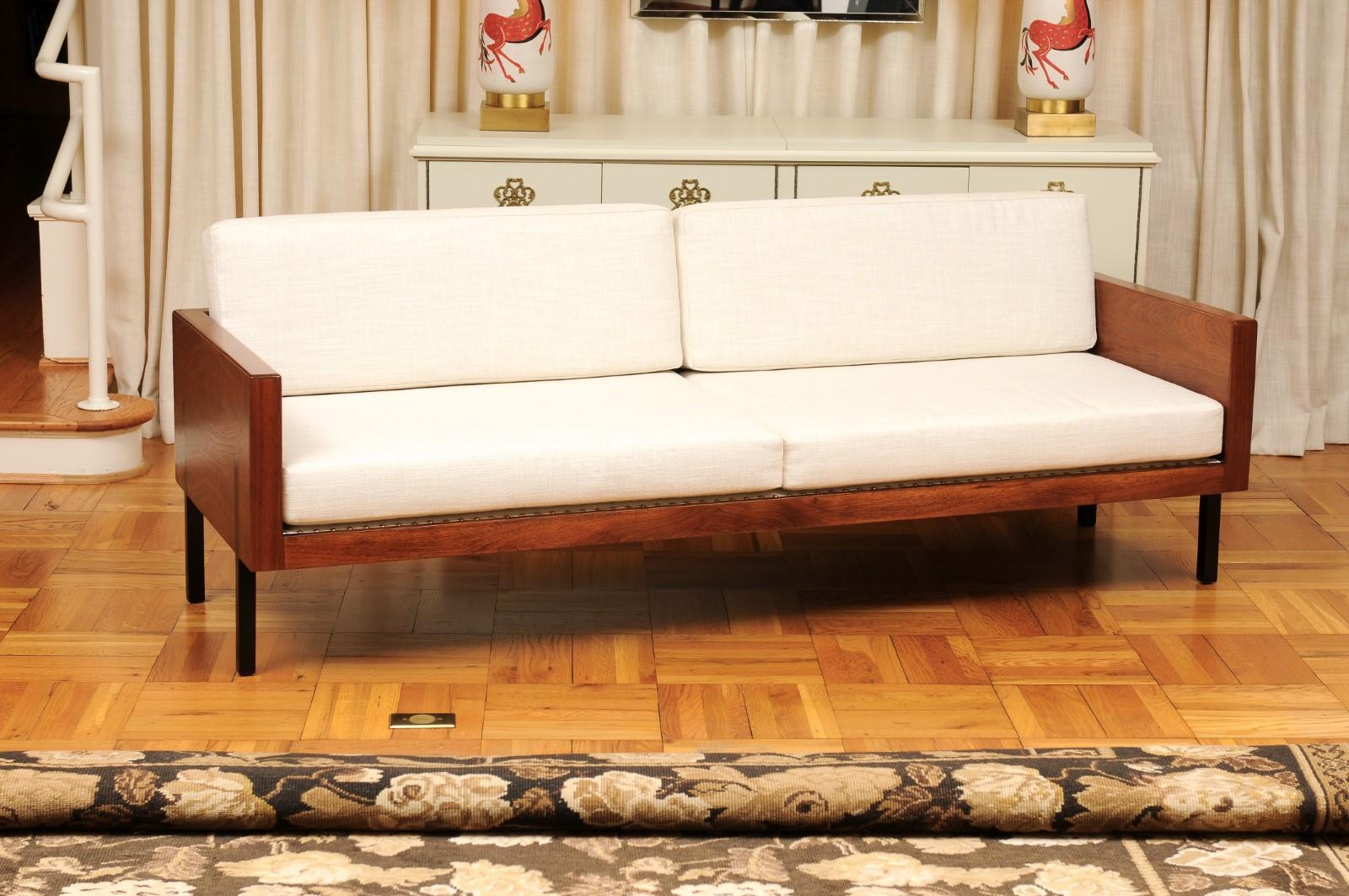 Außergewöhnliches Smoking-Sofa im Harvey Probber-Stil aus schwarzem Nussbaumholz - Paar verfügbar (Organische Moderne) im Angebot