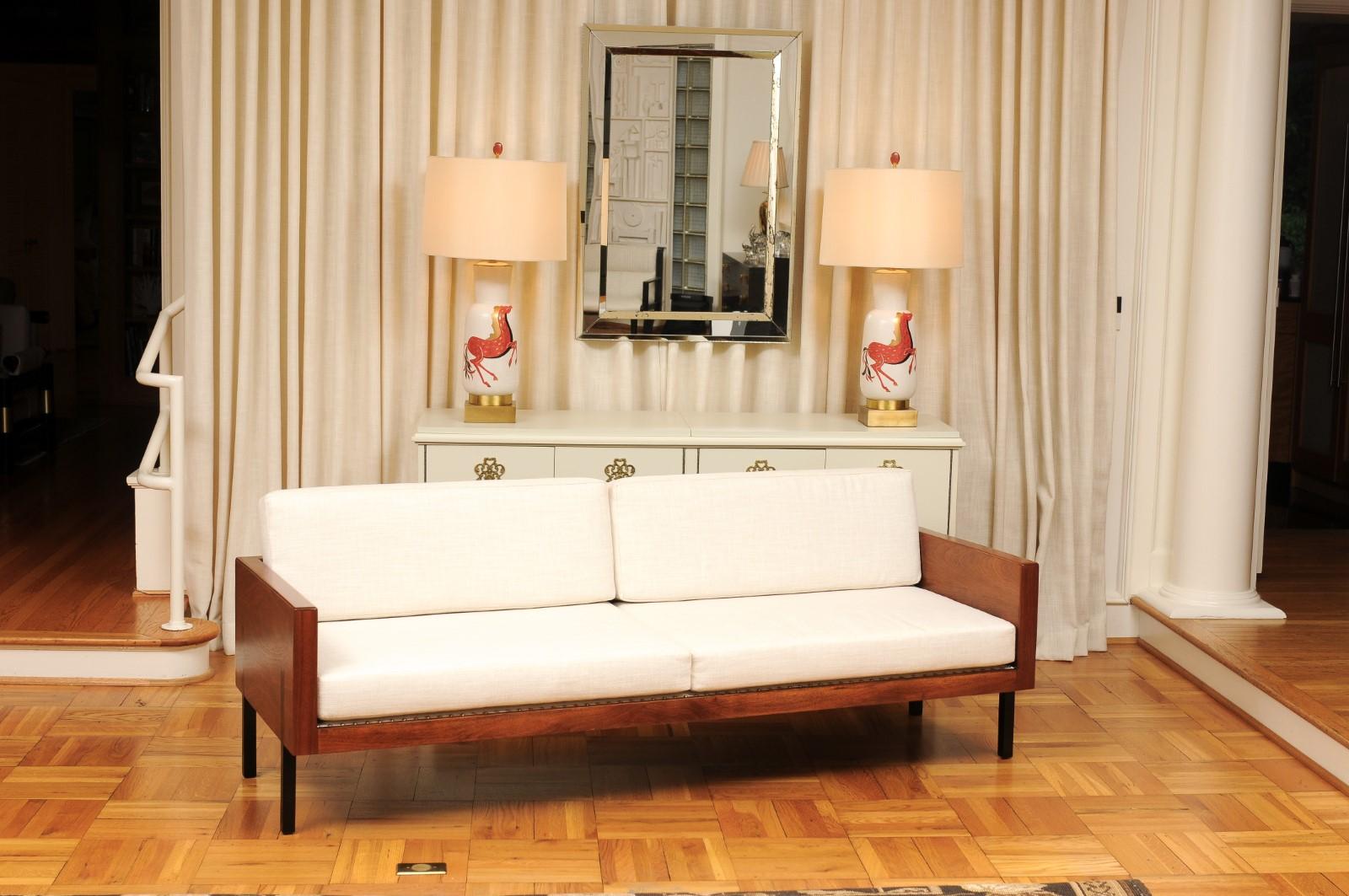 Außergewöhnliches Smoking-Sofa im Harvey Probber-Stil aus schwarzem Nussbaumholz - Paar verfügbar (amerikanisch) im Angebot