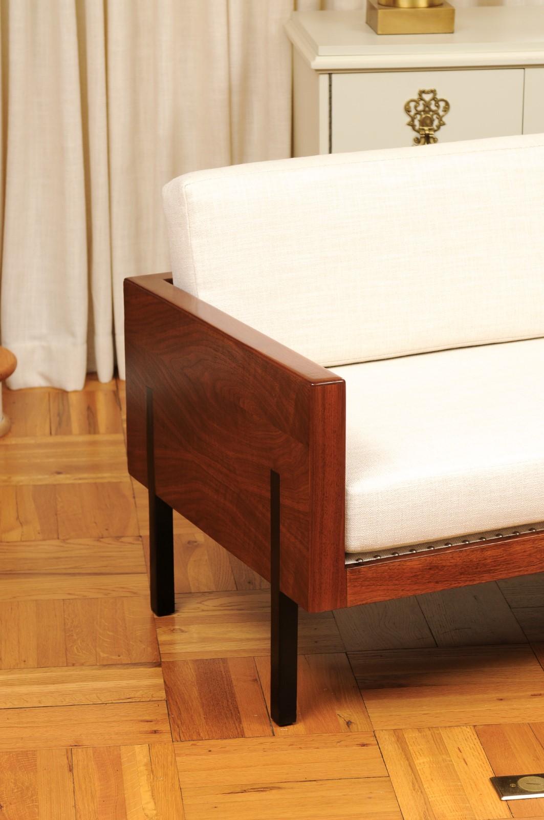 Außergewöhnliches Smoking-Sofa im Harvey Probber-Stil aus schwarzem Nussbaumholz - Paar verfügbar im Zustand „Hervorragend“ im Angebot in Atlanta, GA
