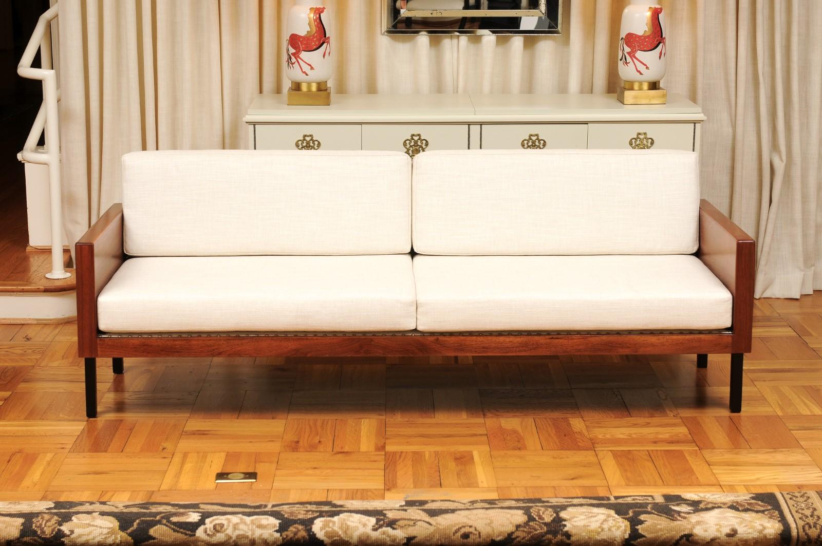 Außergewöhnliches Smoking-Sofa im Harvey Probber-Stil aus schwarzem Nussbaumholz - Paar verfügbar (Ende des 20. Jahrhunderts) im Angebot