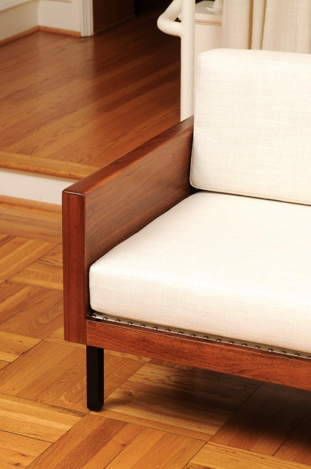 Außergewöhnliches Smoking-Sofa im Harvey Probber-Stil aus schwarzem Nussbaumholz - Paar verfügbar (Walnuss) im Angebot