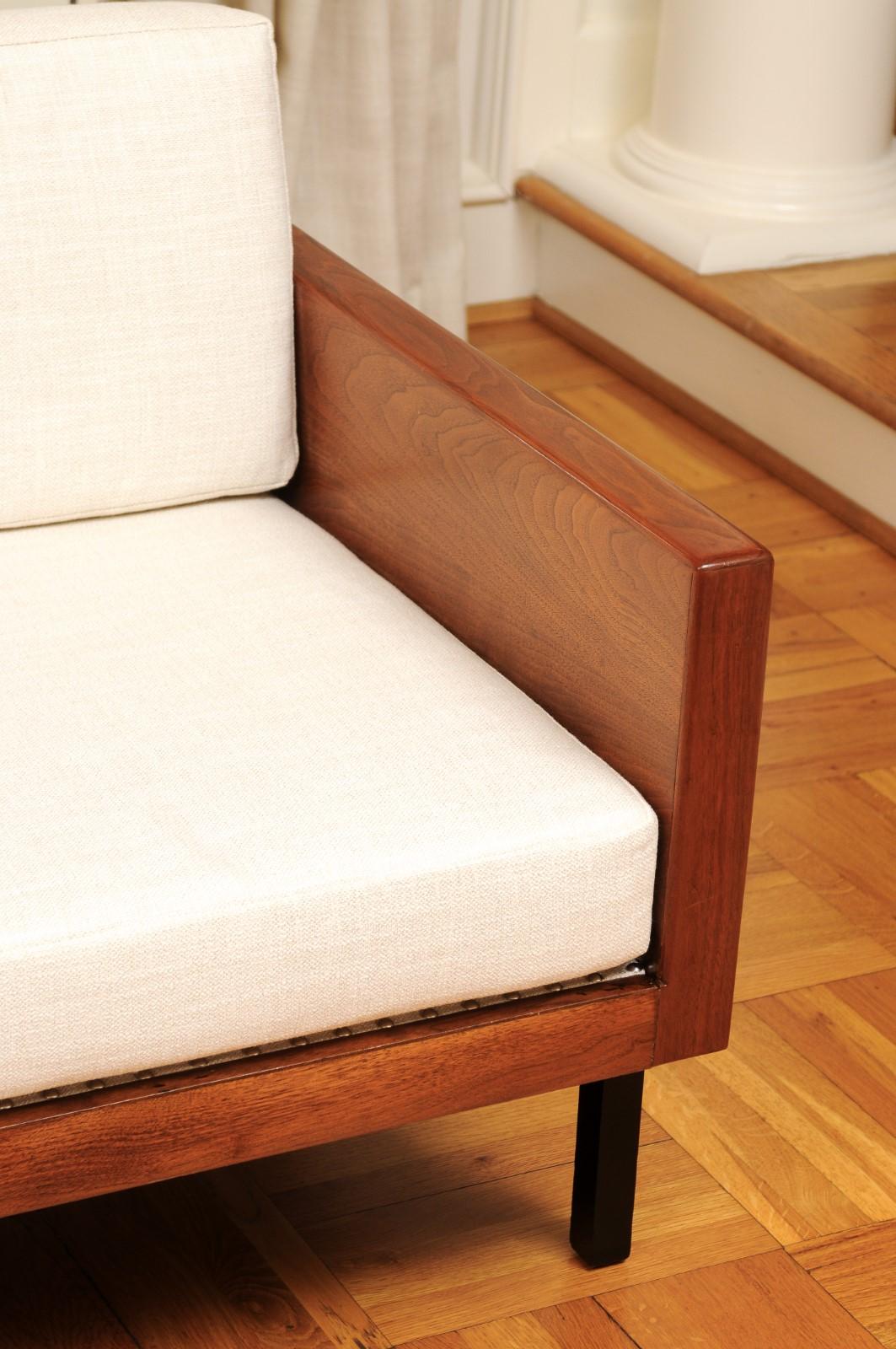 Außergewöhnliches Smoking-Sofa im Harvey Probber-Stil aus schwarzem Nussbaumholz - Paar verfügbar im Angebot 1