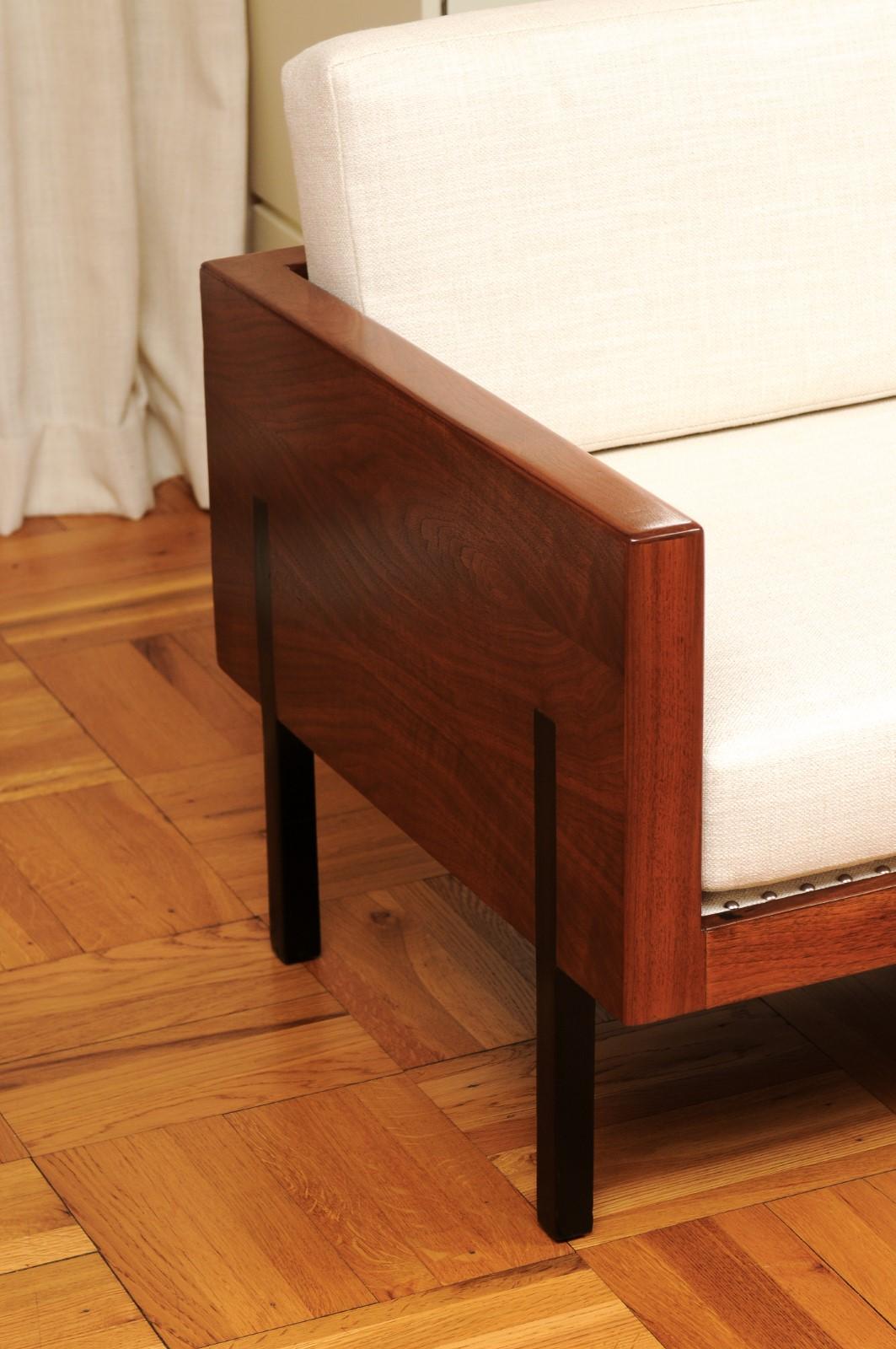Außergewöhnliches Smoking-Sofa im Harvey Probber-Stil aus schwarzem Nussbaumholz - Paar verfügbar im Angebot 2